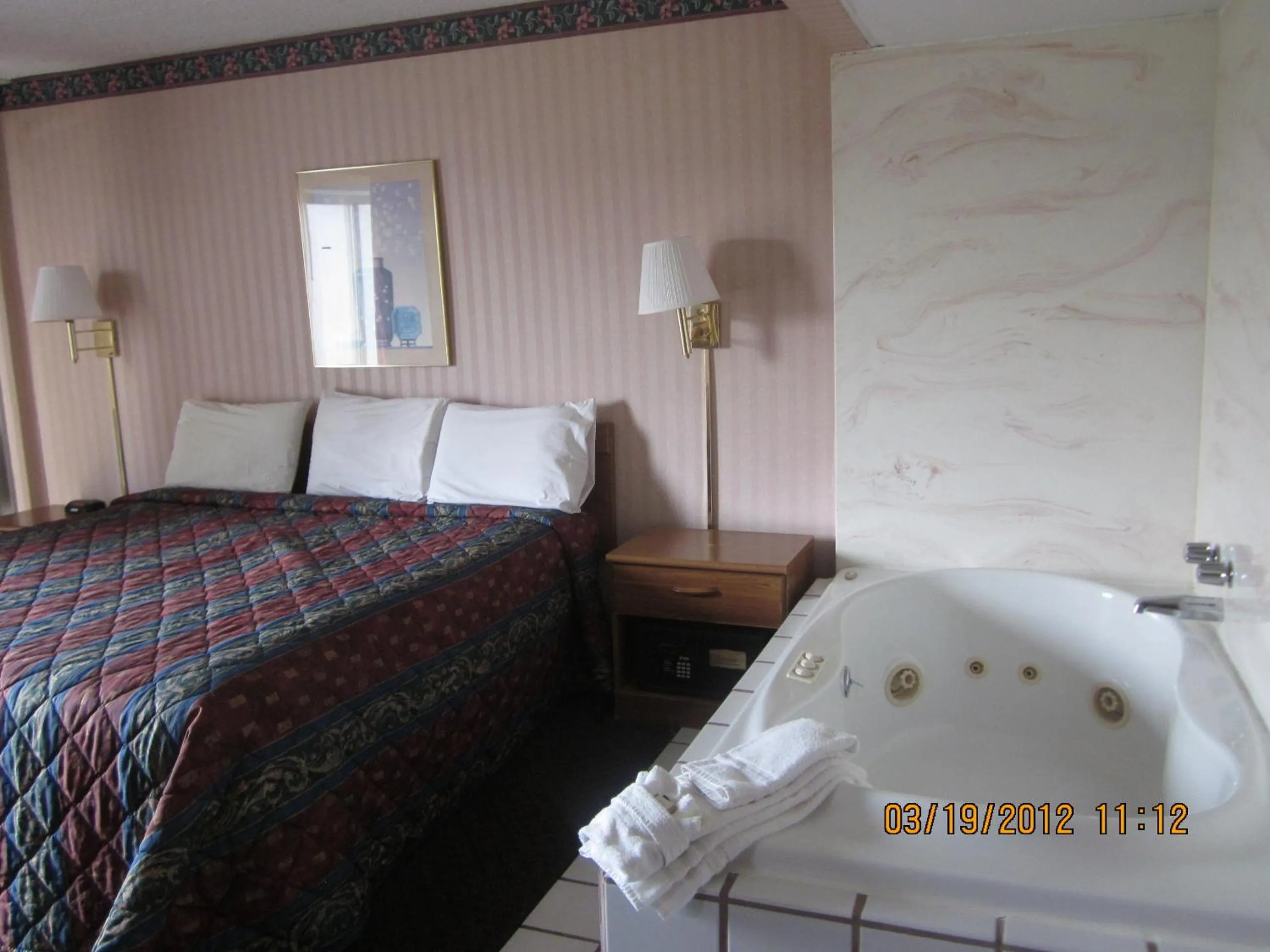 Photo of the whole room, Bed in Howard Johnson by Wyndham Saint Joseph Benton Harbor