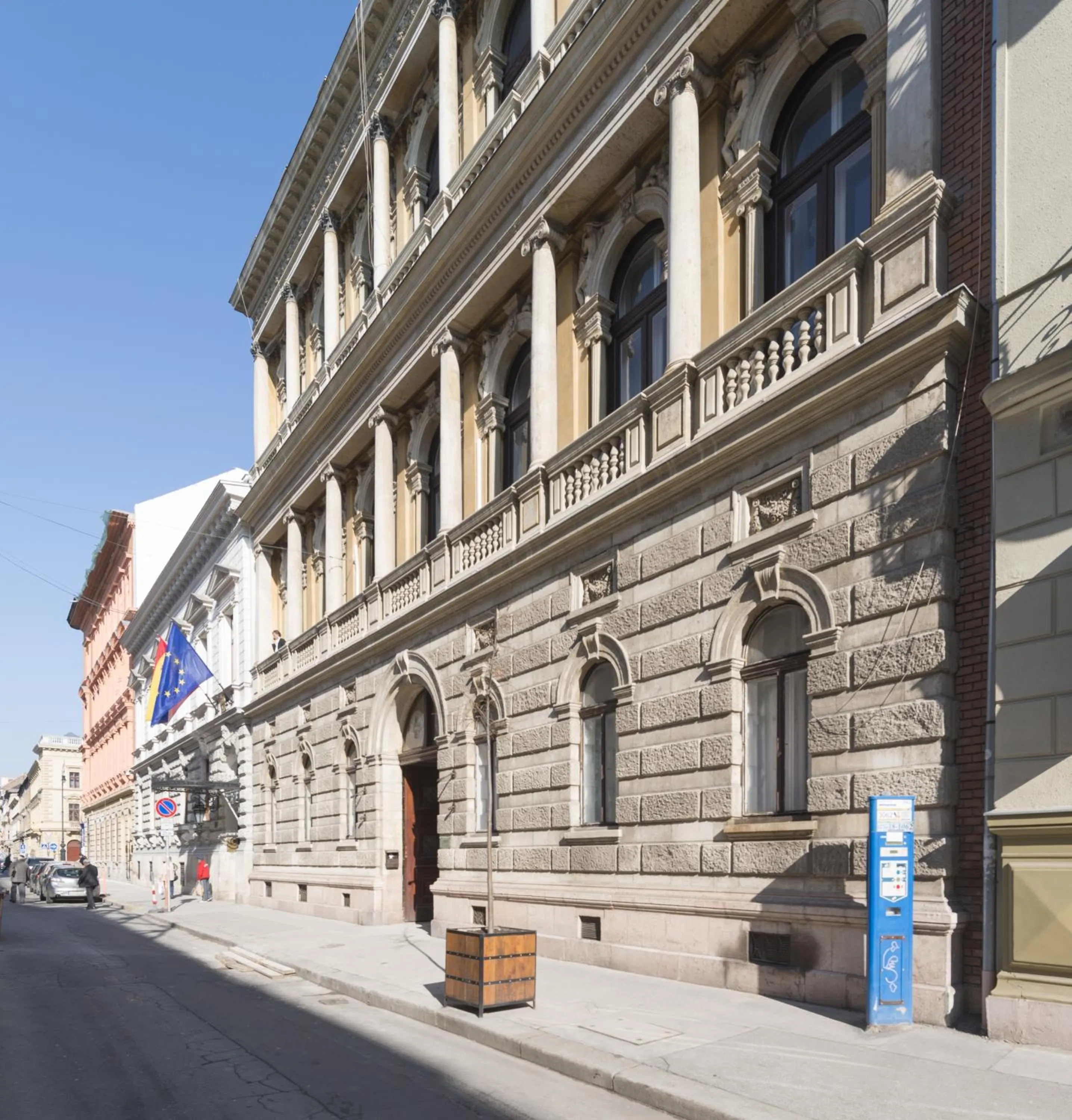 Facade/entrance in House Octogon