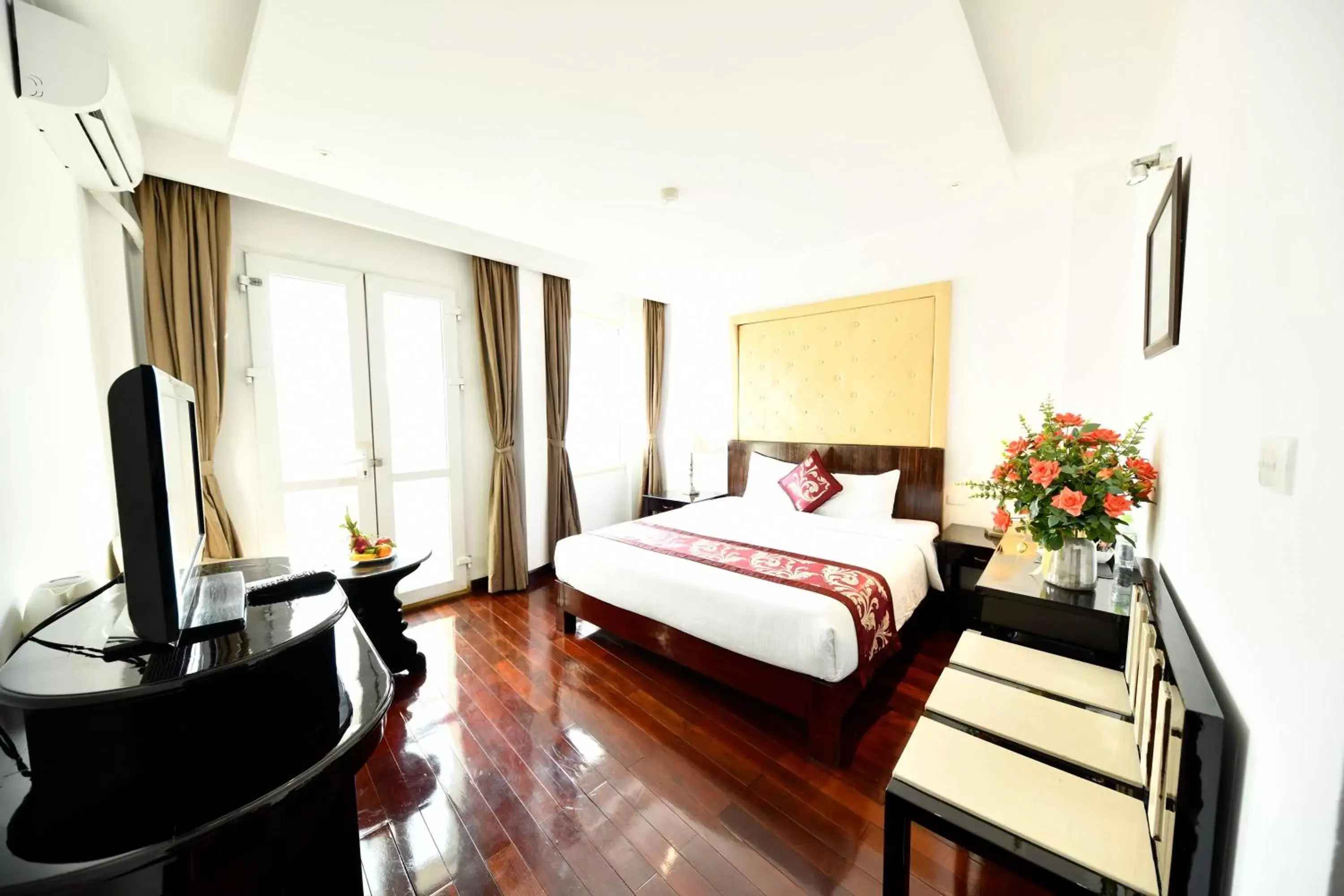 Deluxe Double Room with Balcony in Hanoi Traveller House Deluxe Double Room with Balcony in Hanoi Traveller House