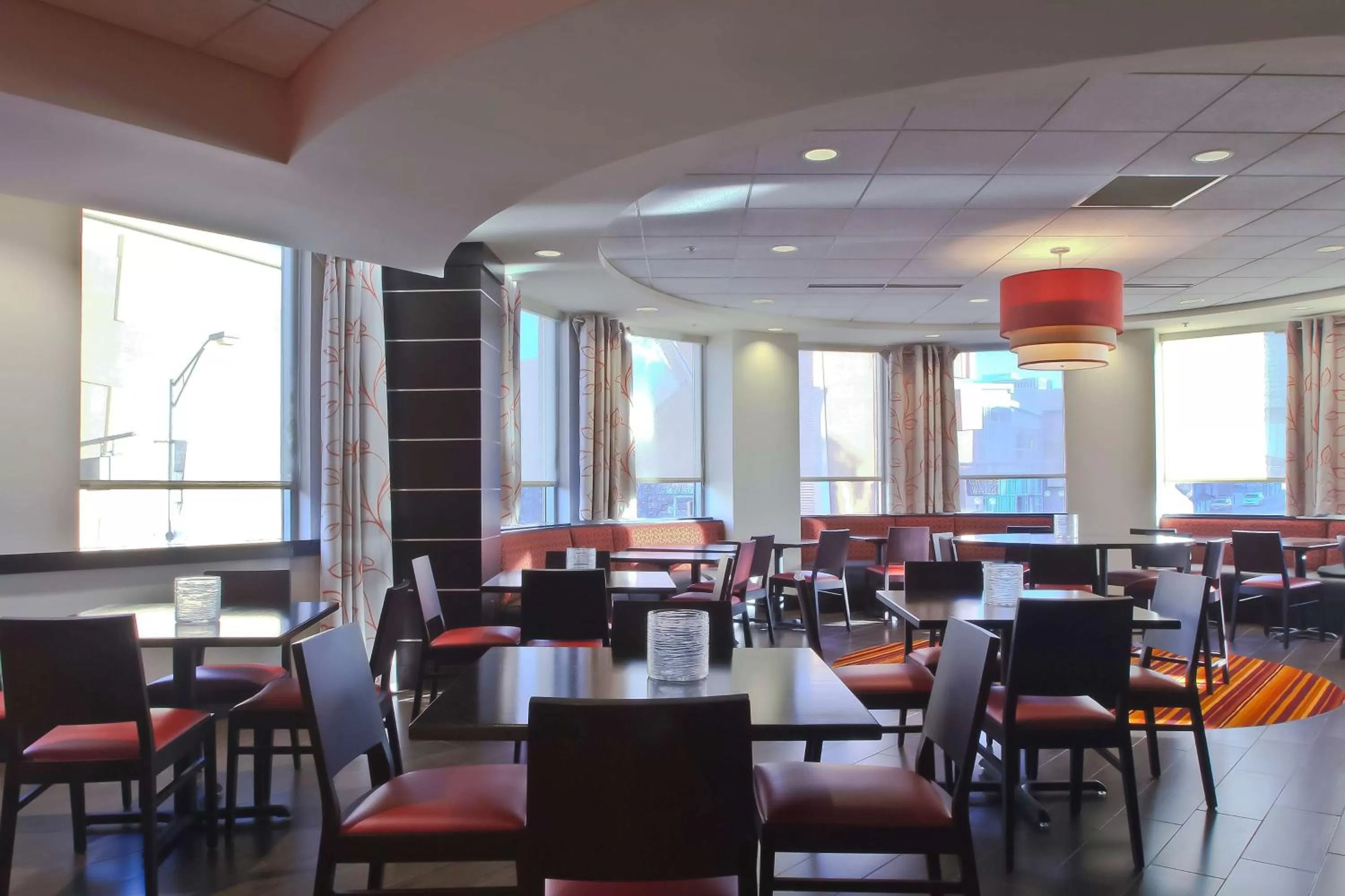 Dining area in Hampton Inn & Suites Columbus-Downtown, Ohio