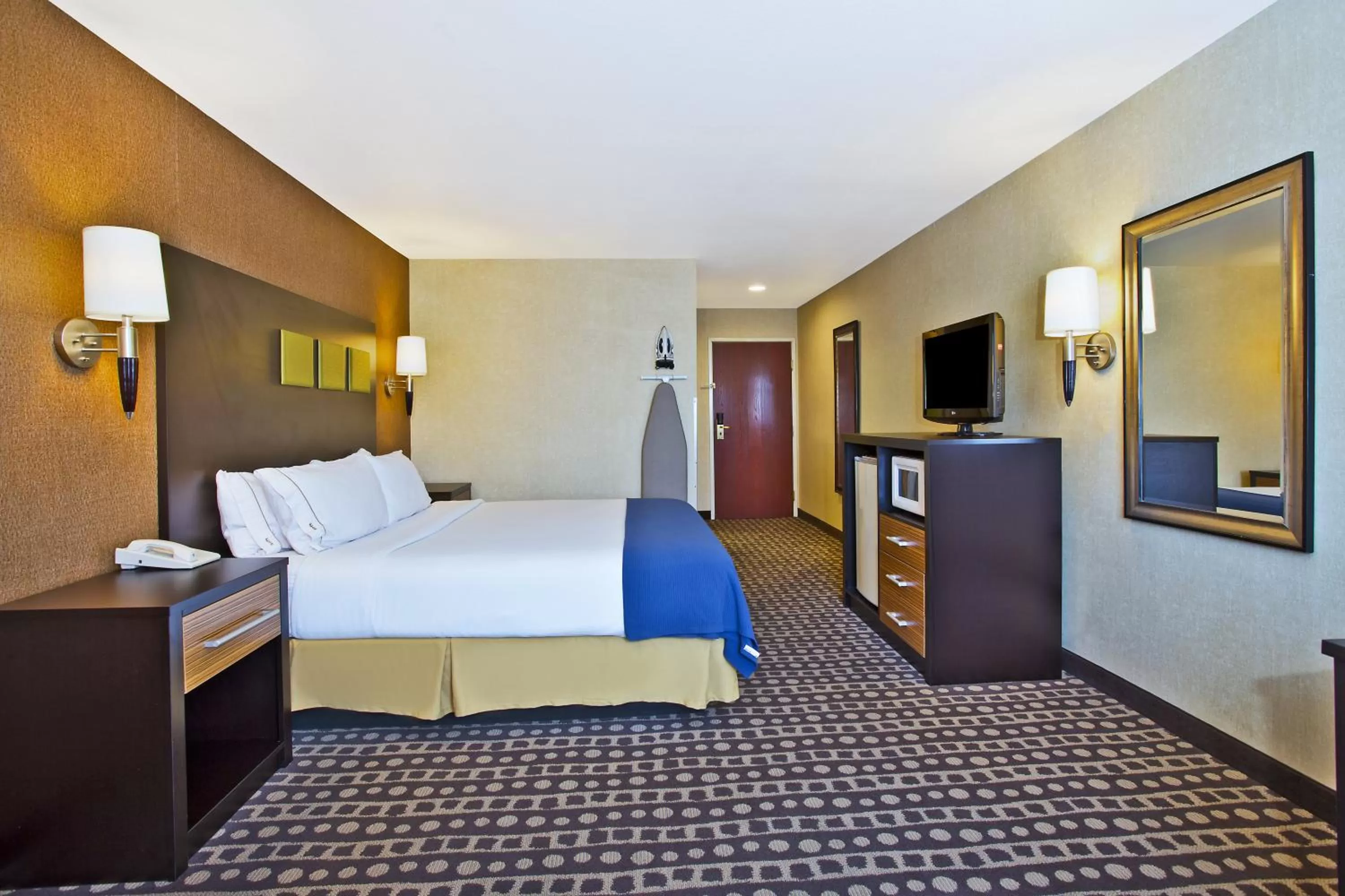 Photo of the whole room, Bed in Holiday Inn Express Hotel & Suites Wabash by IHG