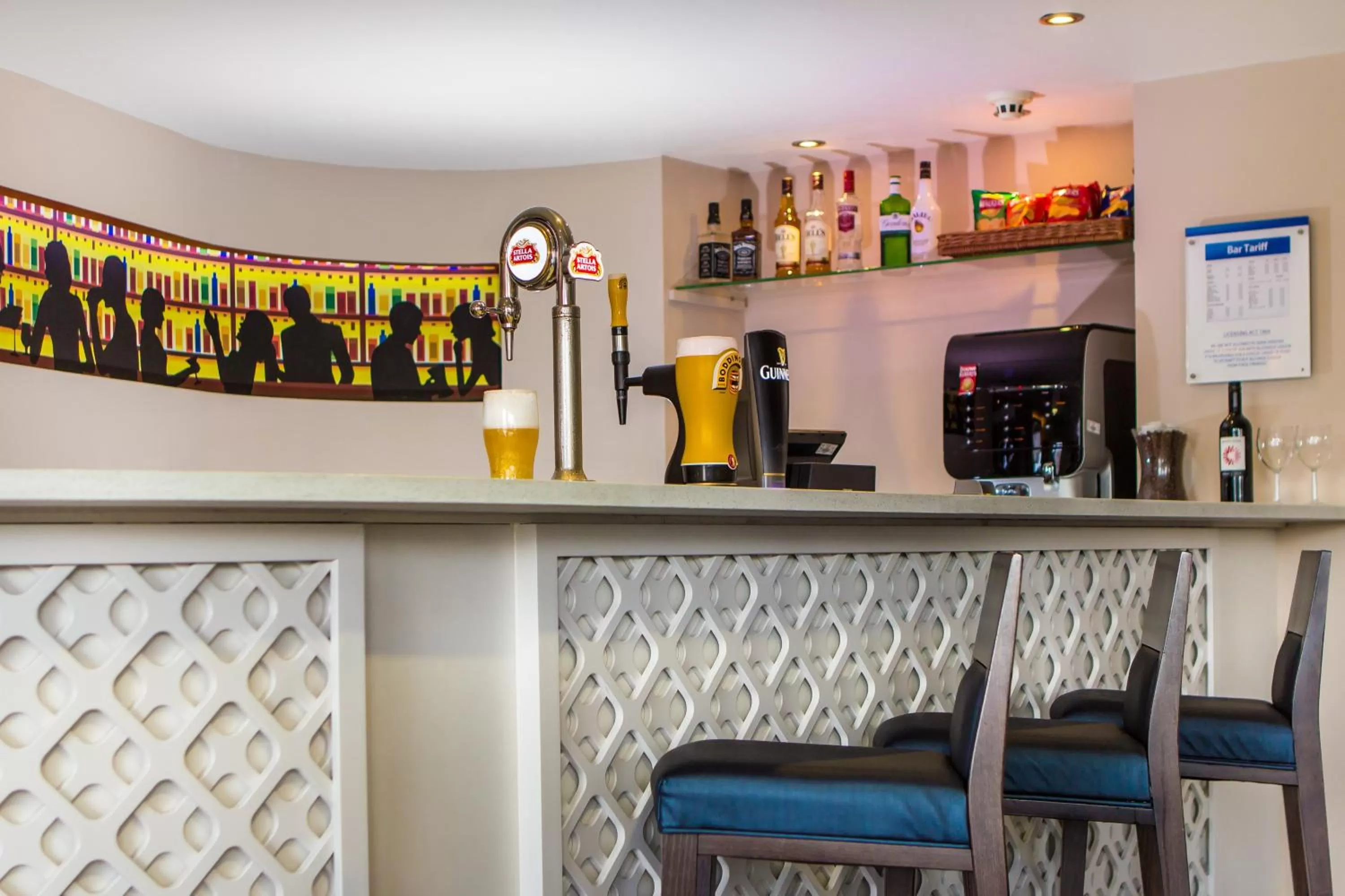 Lounge or bar in Holiday Inn Express Royal Docks by IHG