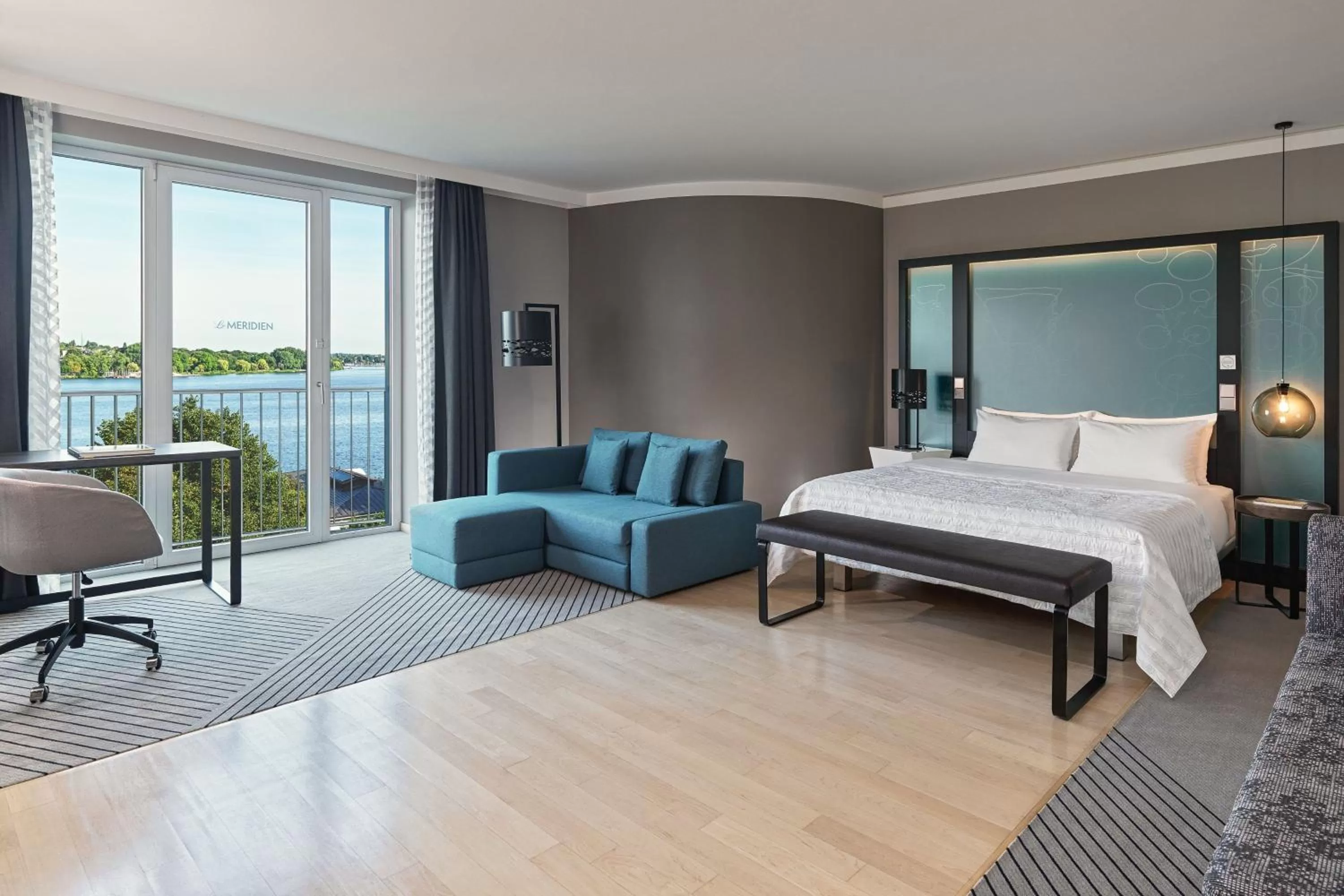 Photo of the whole room, Bed in Le Méridien Hamburg