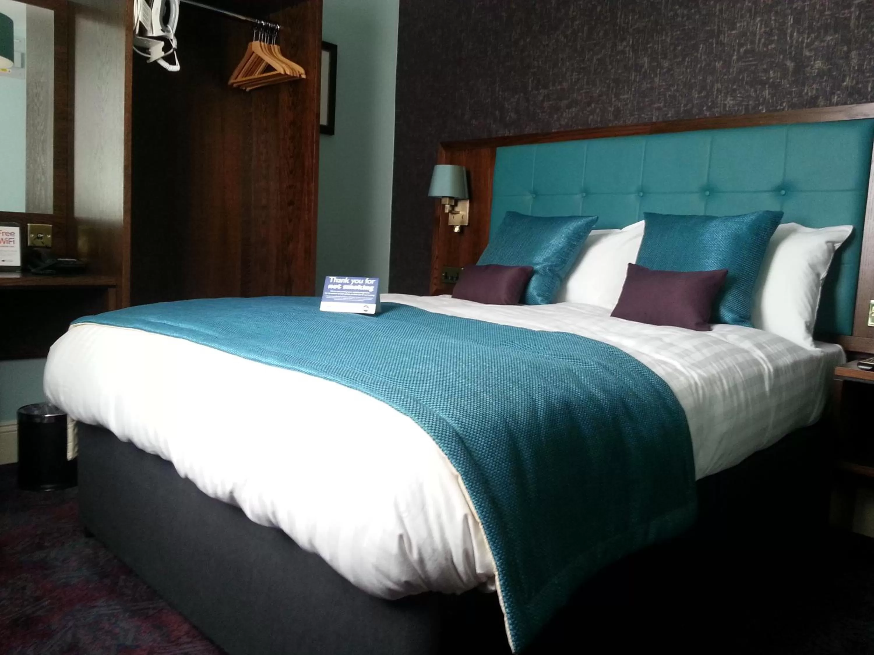 Shower, Bed in The Queen's Head Wetherspoon