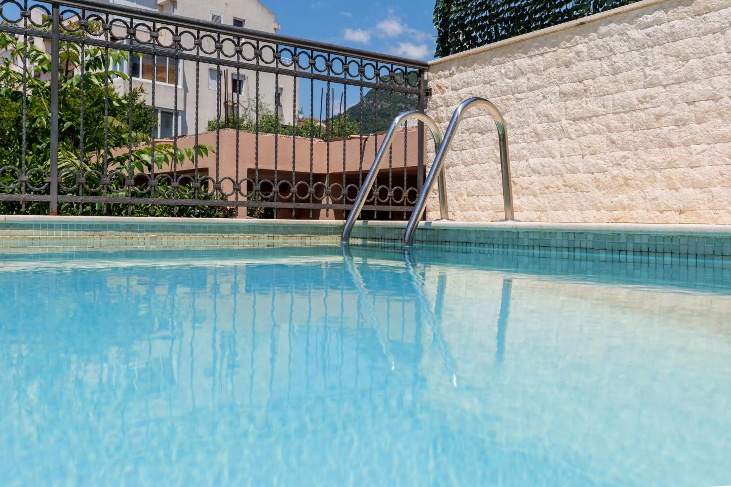 Swimming pool in Hotel Kadmo by Aycon