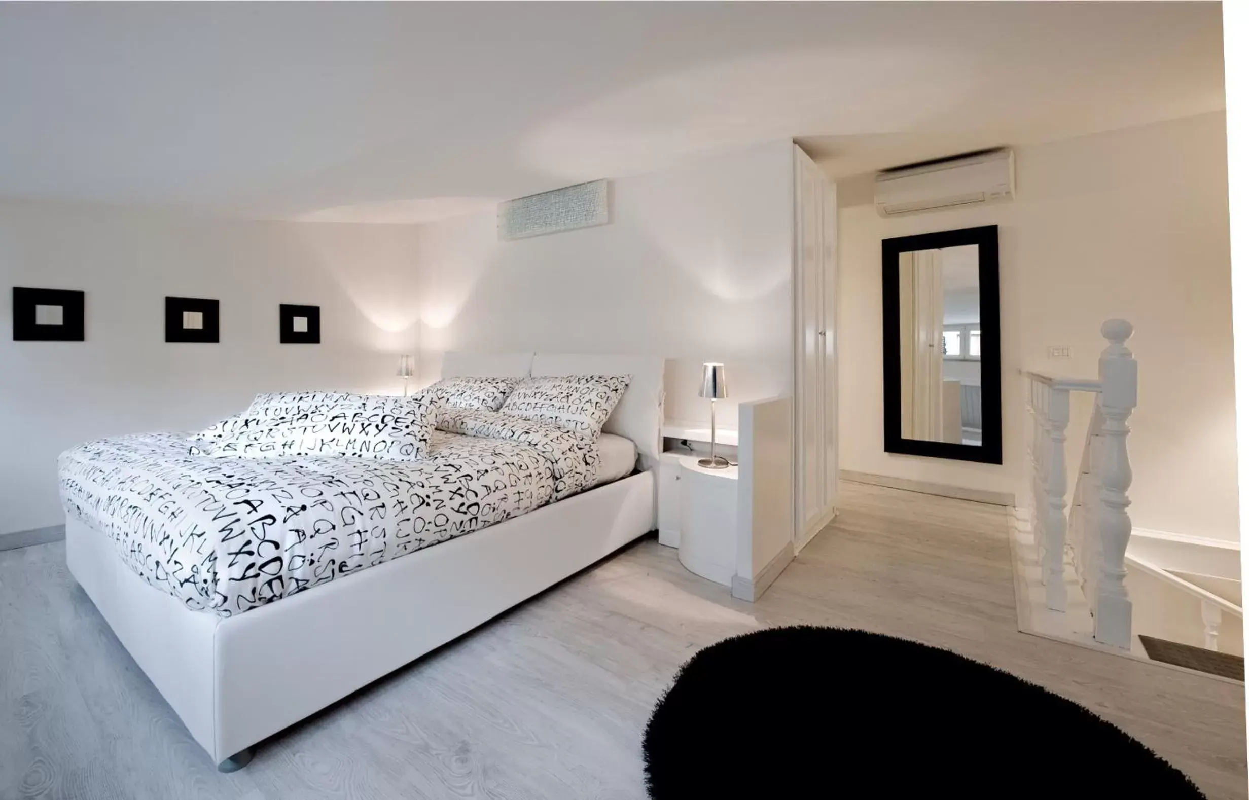 One-Bedroom Apartment - Split Level in Black And White Suite One-Bedroom Apartment - Split Level in Black And White Suite