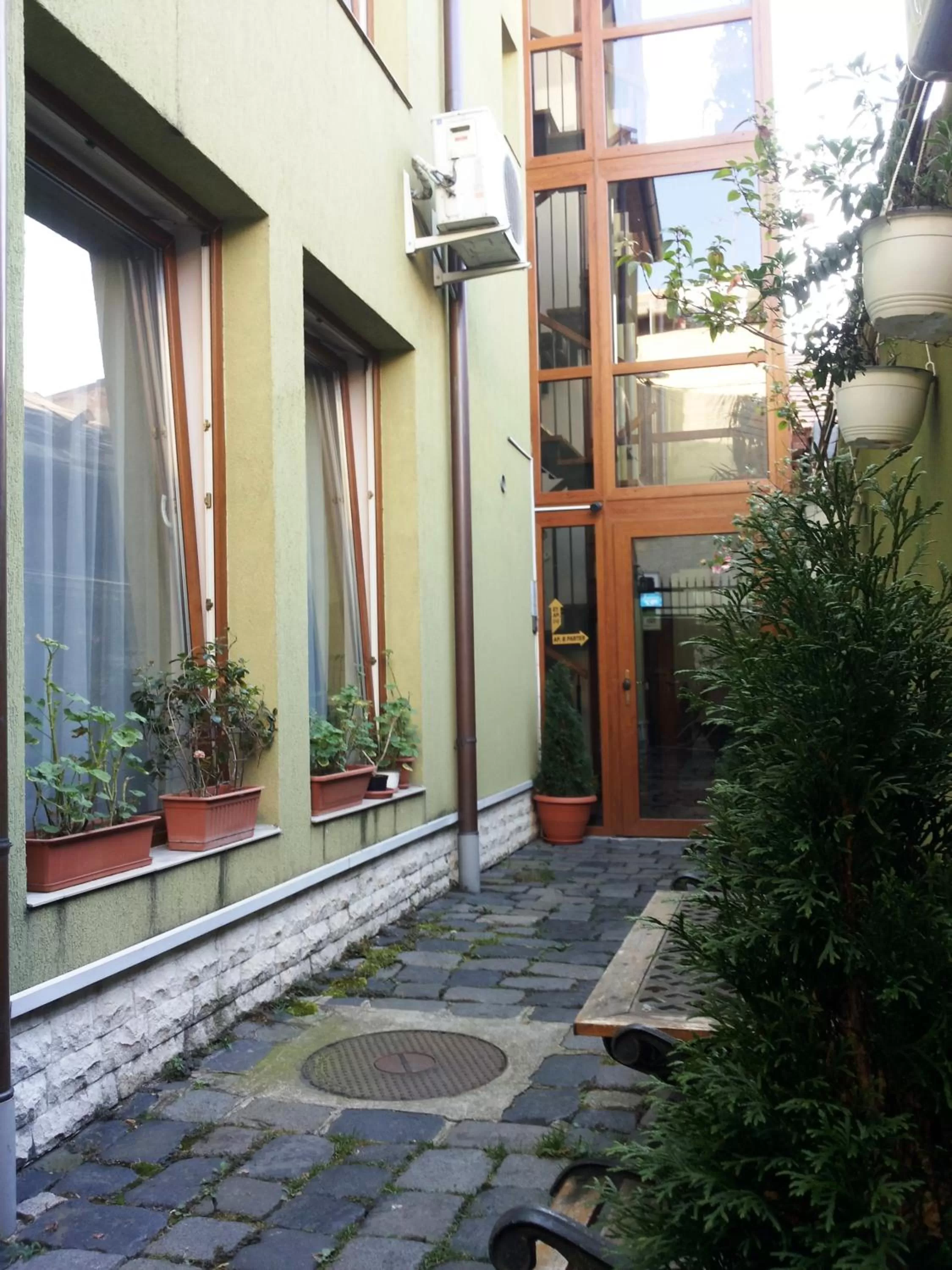 Garden in Lucas 10 Apartments