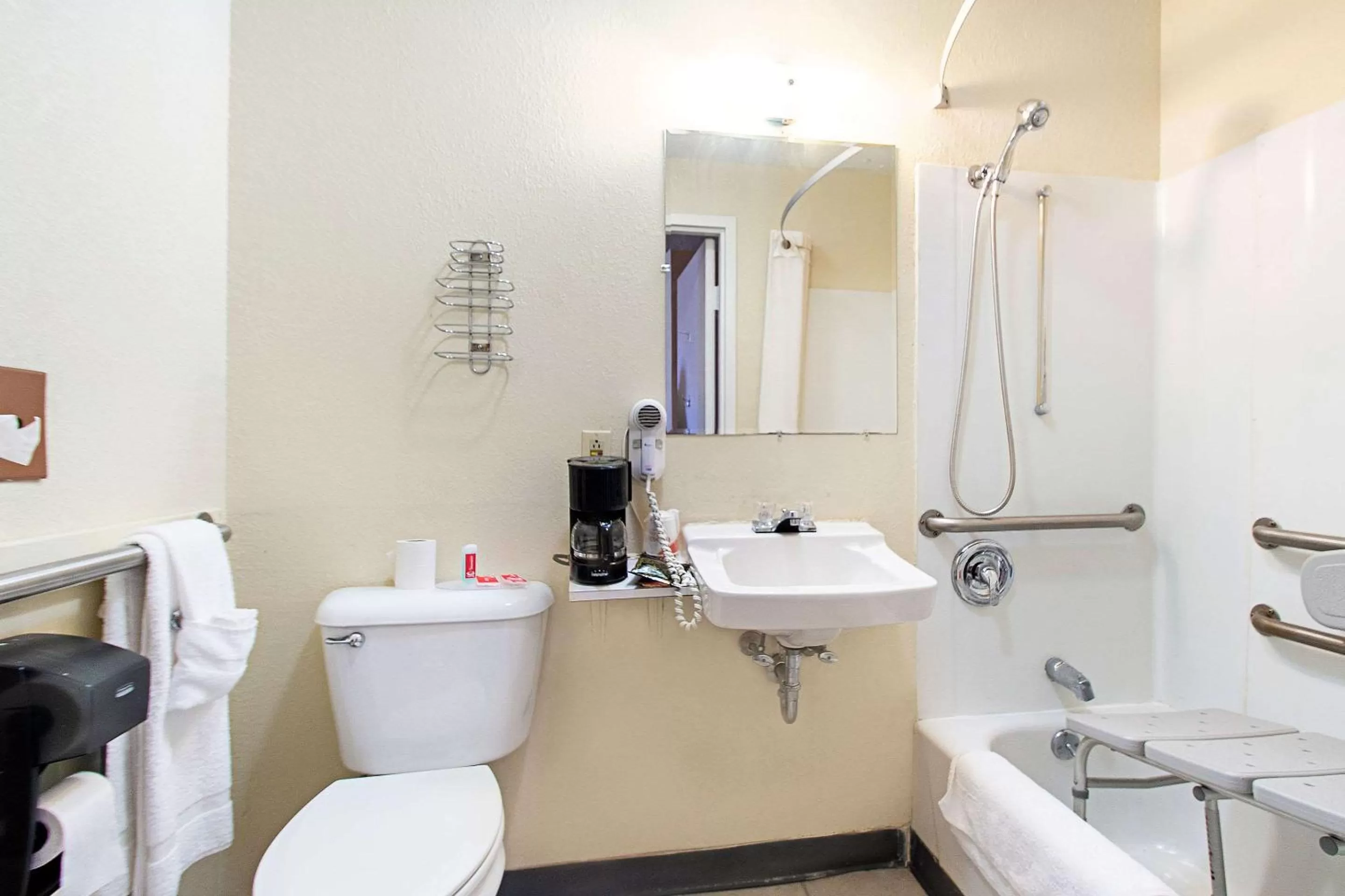 Bathroom in Econo Lodge Utica