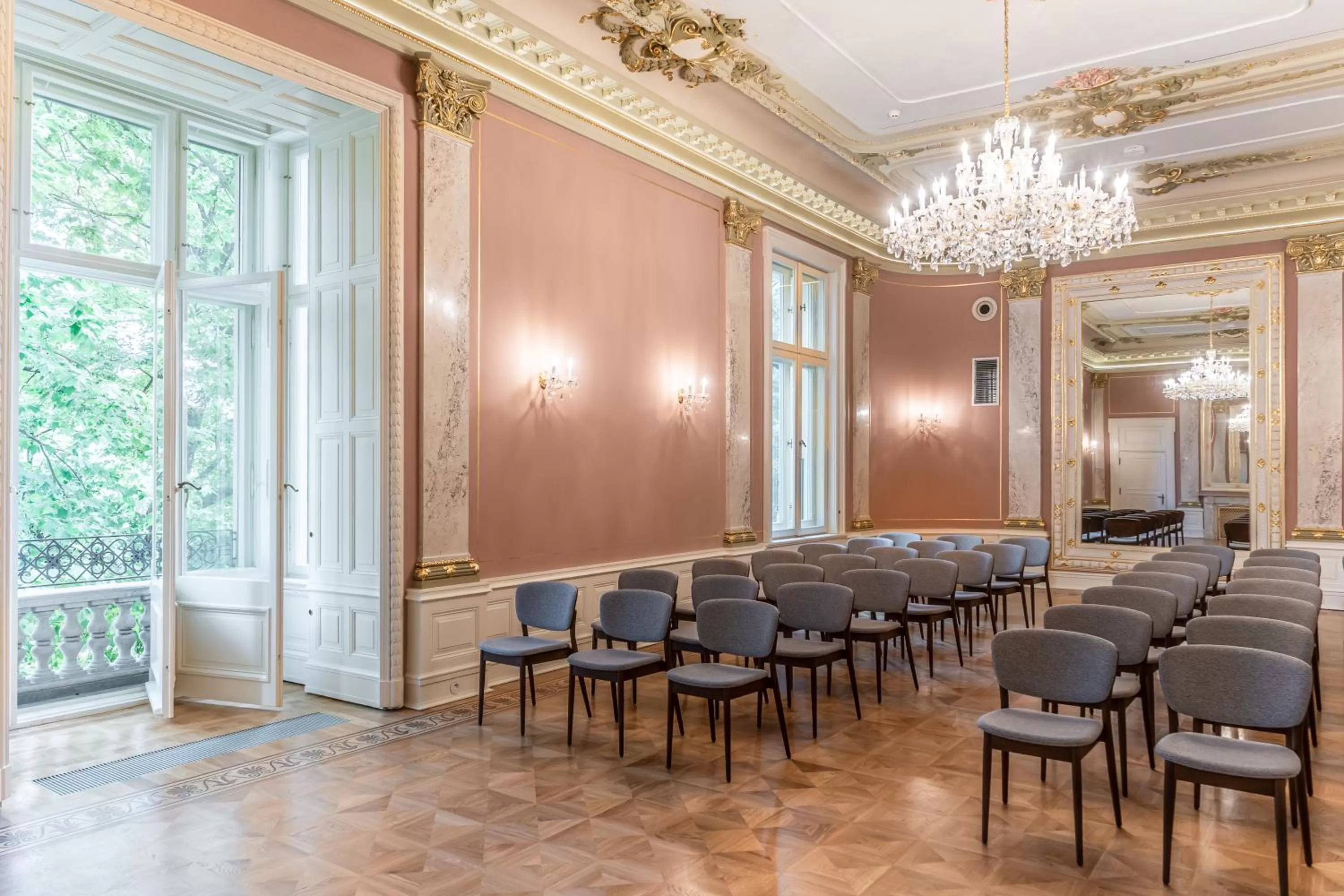 Meeting/conference room in Hotel Altus Palace - Destigo Hotels