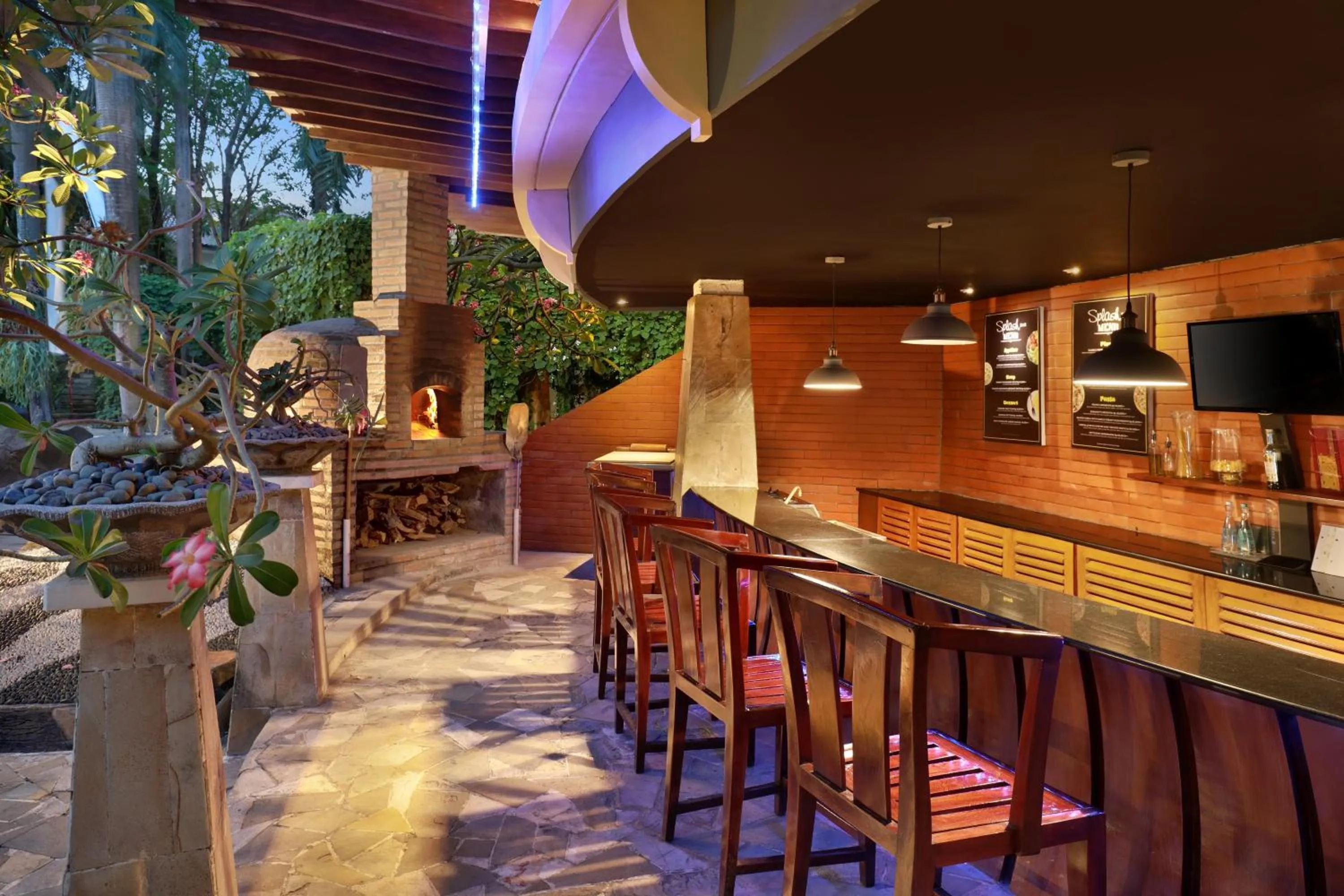 Restaurant/Places to Eat in Novotel Surabaya Hotel