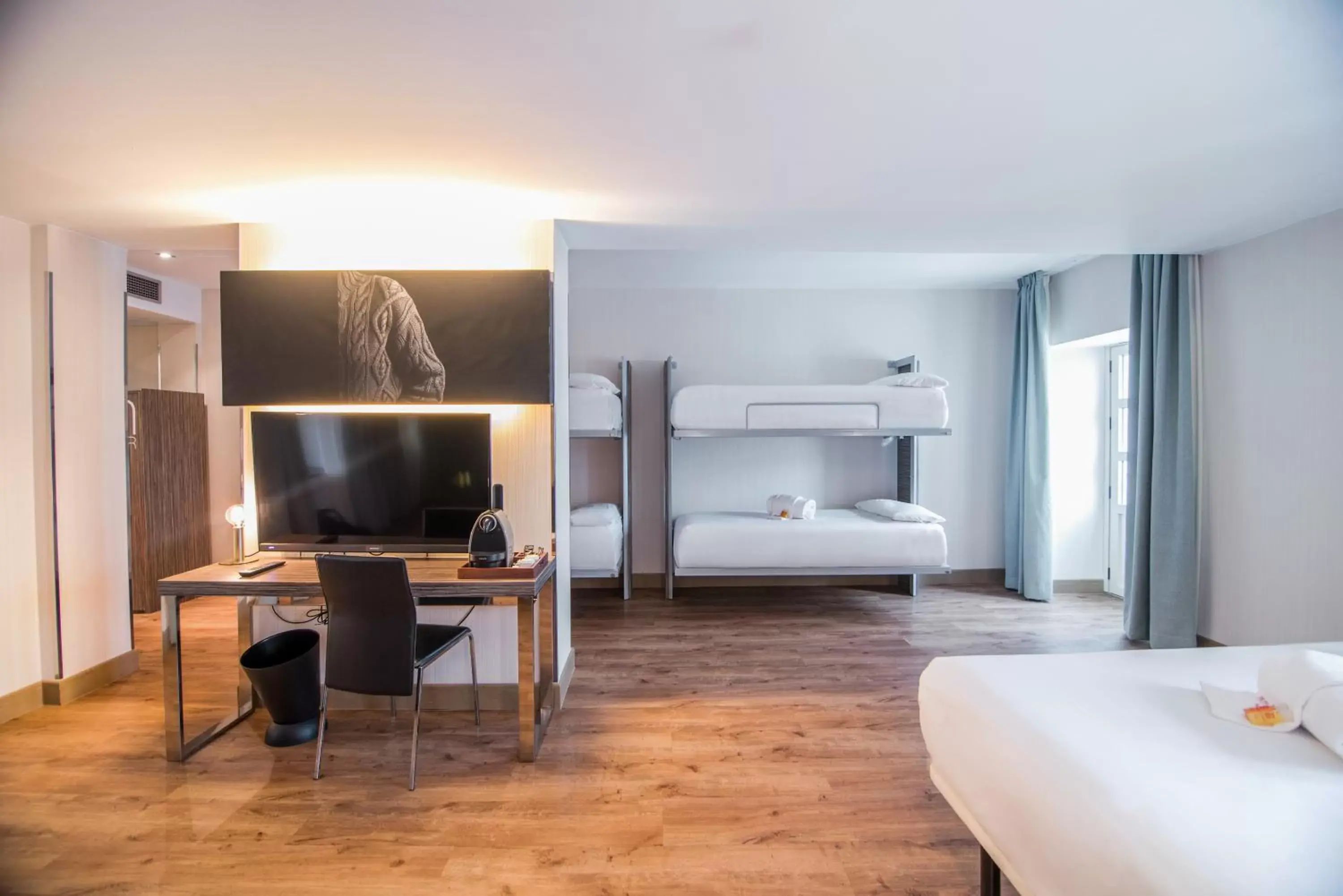 Sextuple Room (6 Adults) in Petit Palace Santa Cruz Sextuple Room (6 Adults) in Petit Palace Santa Cruz