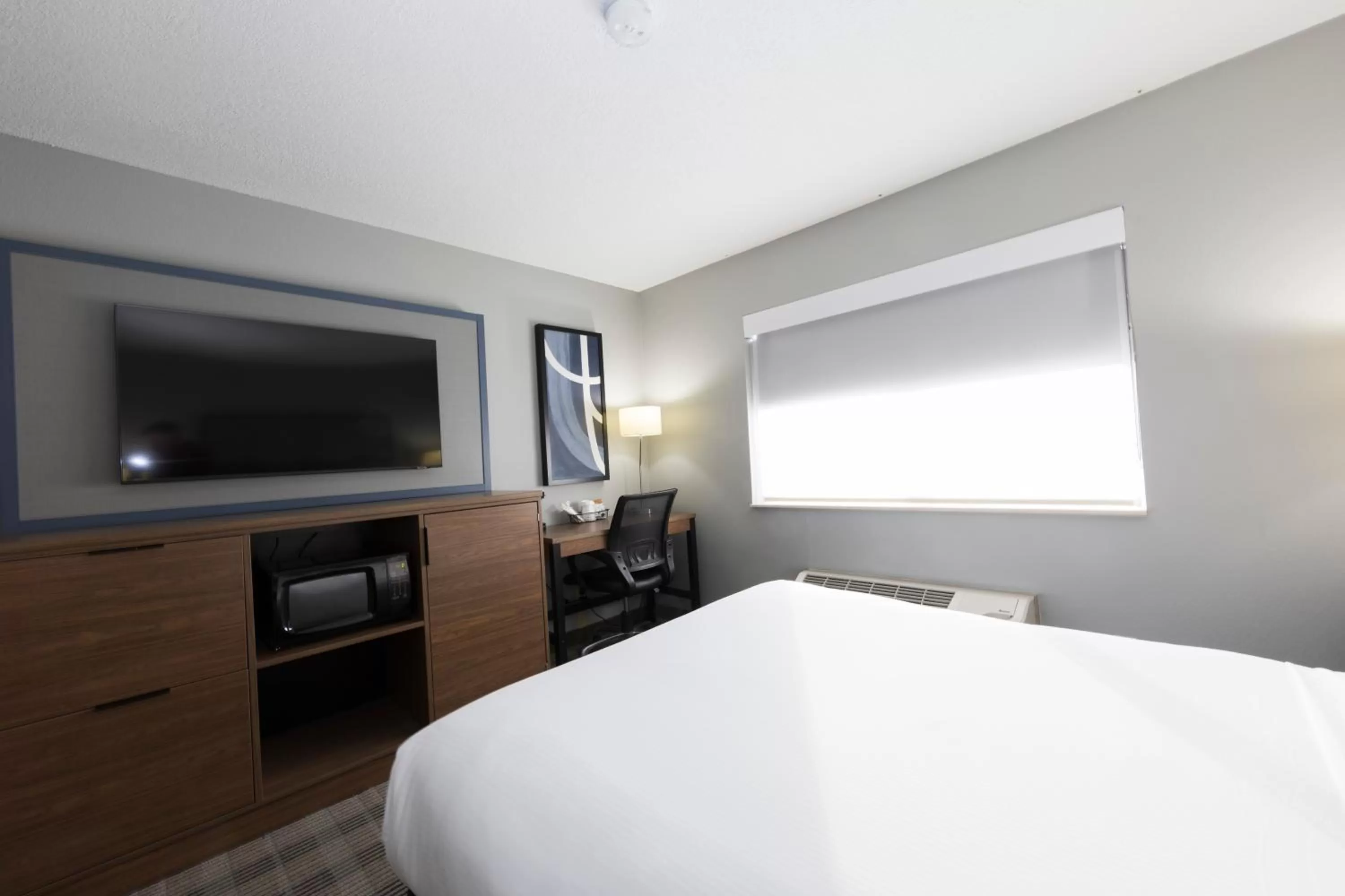 Queen Room - Mobility Access/Non-Smoking in AmericInn by Wyndham Duluth