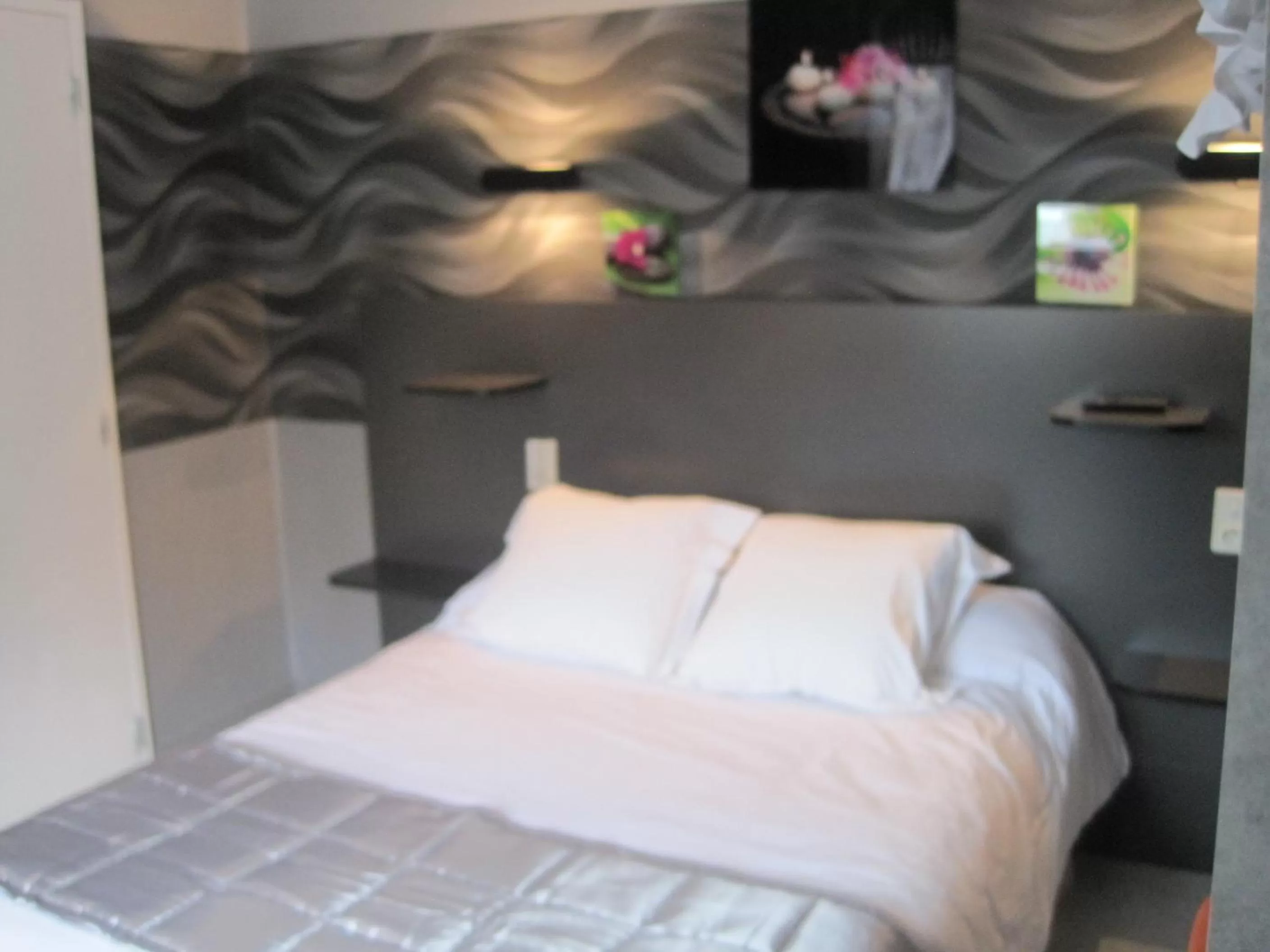 Bed in Hotel Restaurant Rive Gauche