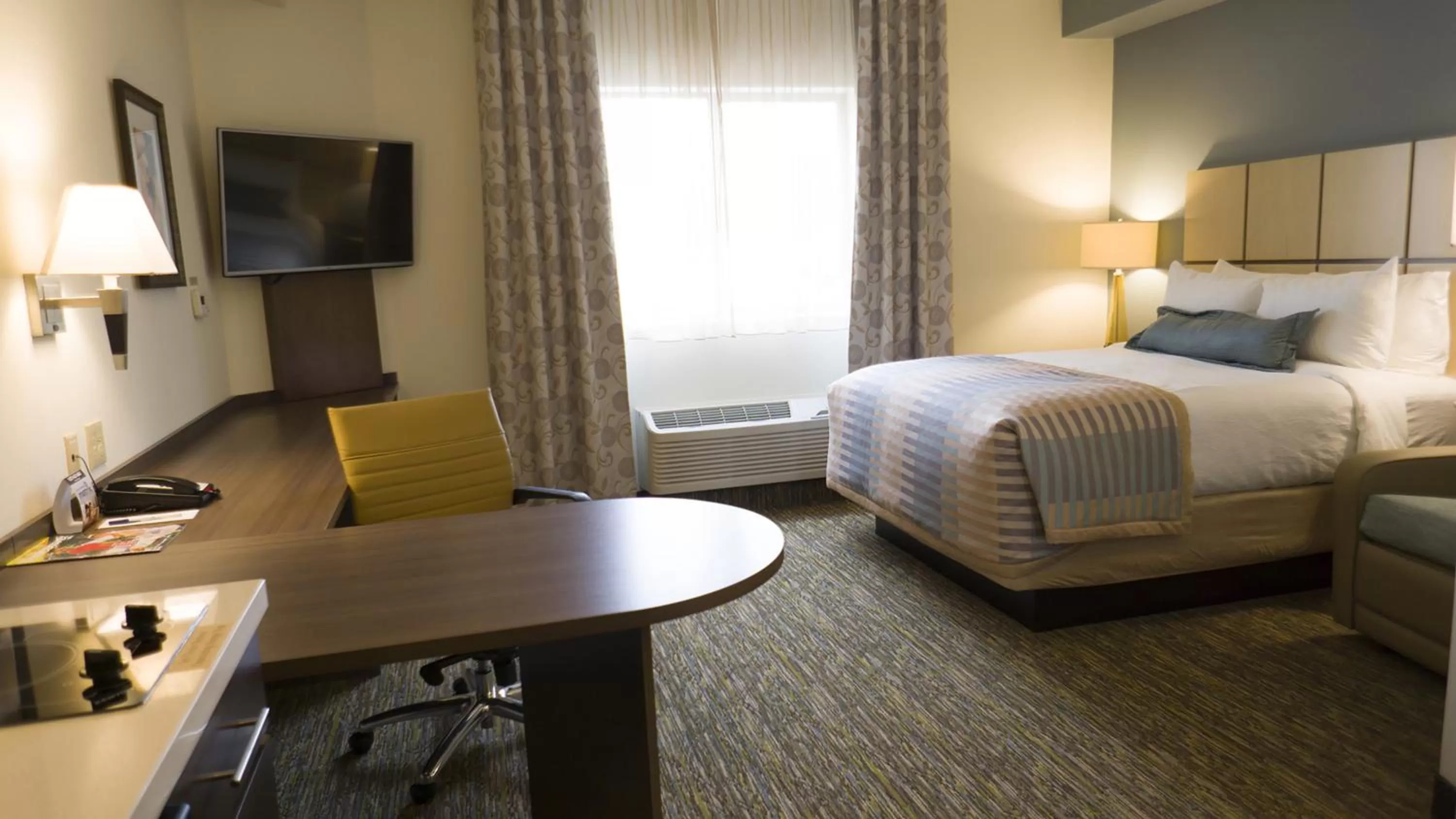 Photo of the whole room, Bed in Candlewood Suites Vancouver/Camas by IHG