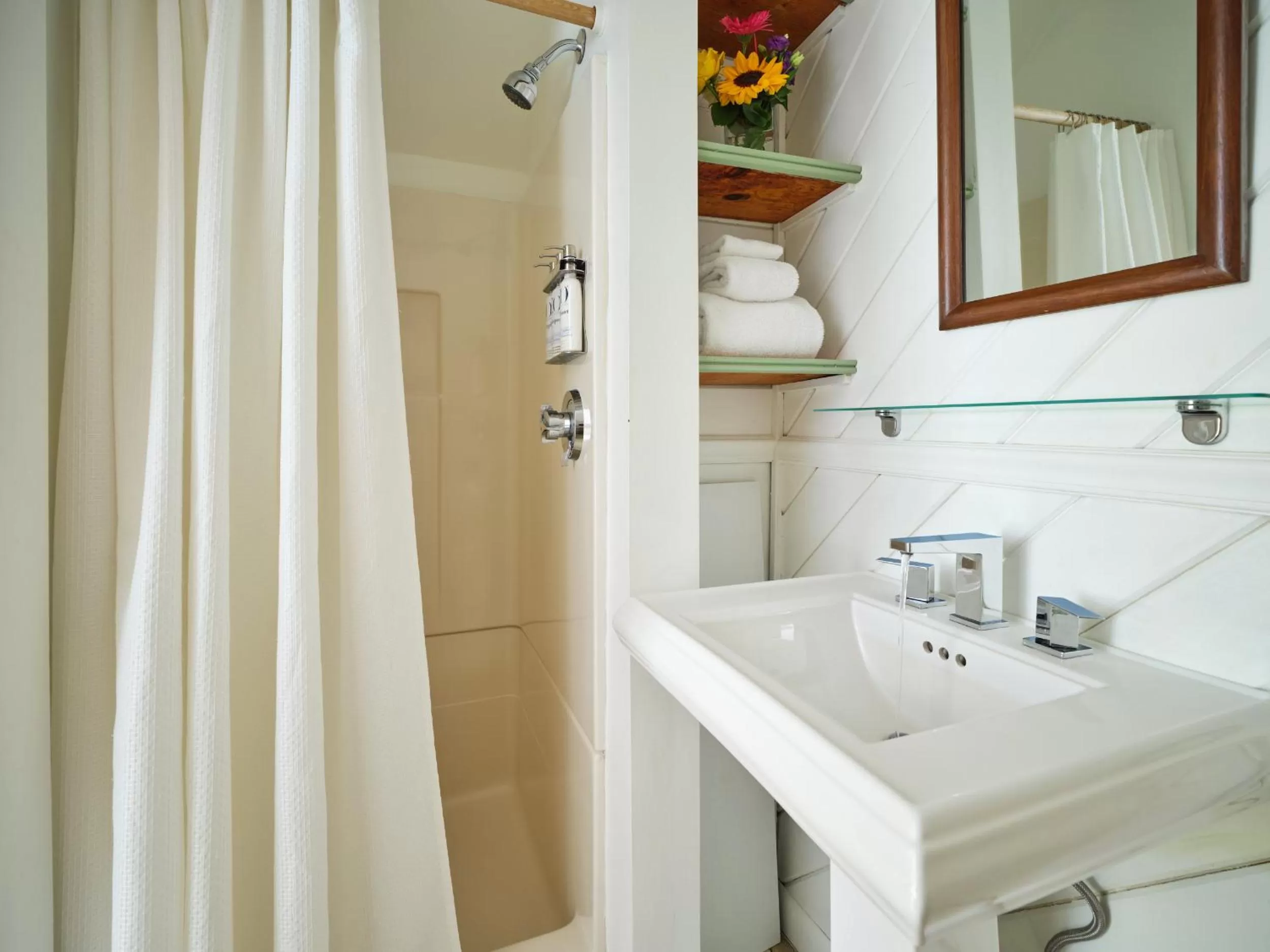 Shower in Abbey's Lantern Hill Inn