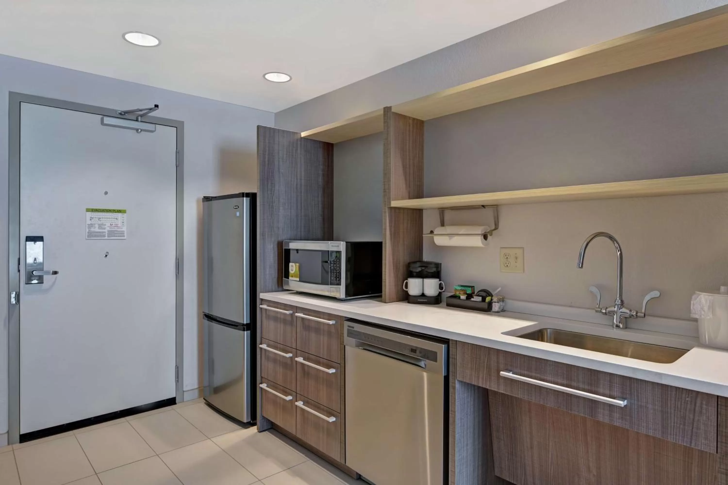 Kitchen or kitchenette in Home2 Suites By Hilton West Palm Beach Airport