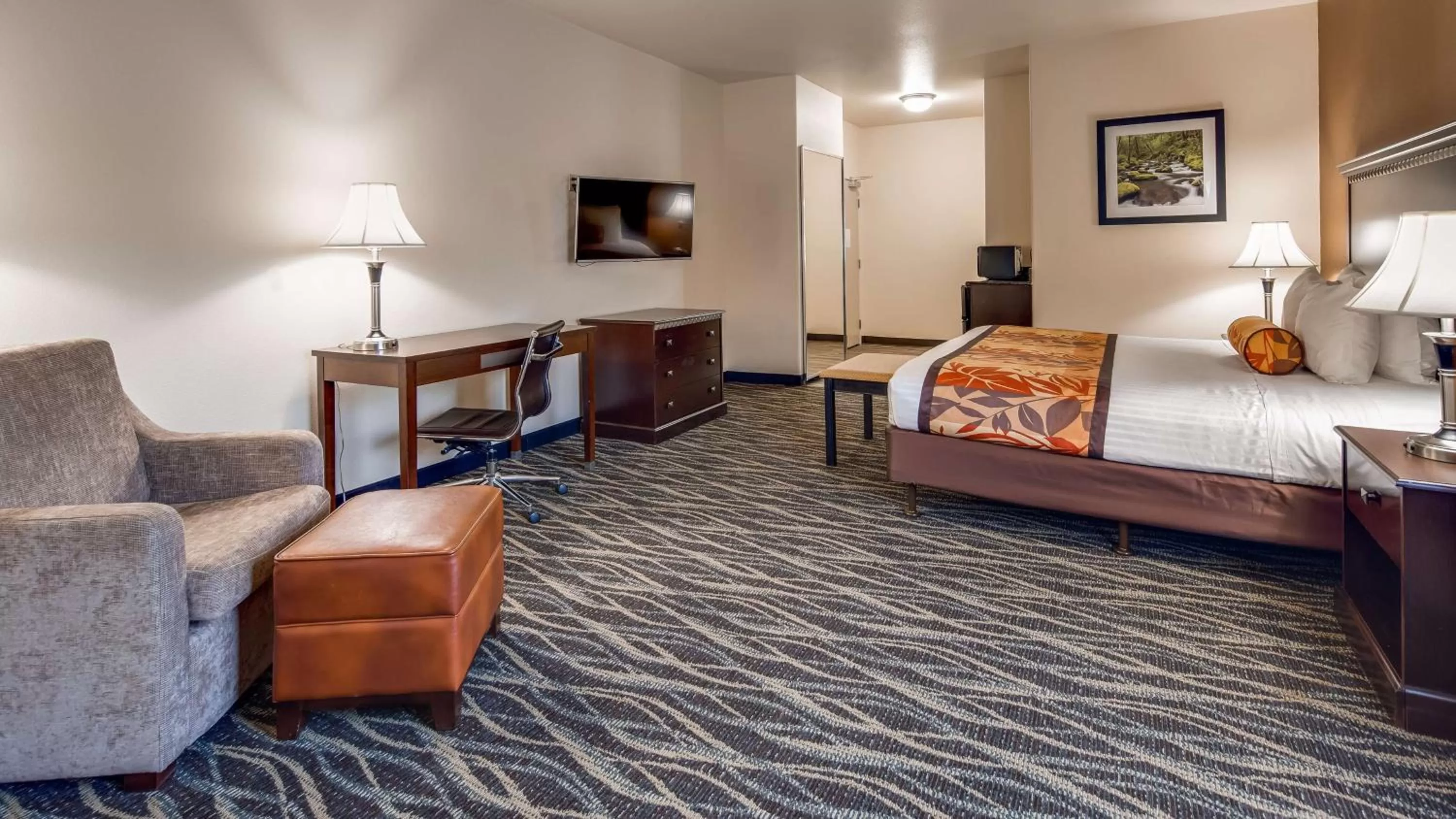 Photo of the whole room, Bed in Best Western Plus Battleground Inn & Suites