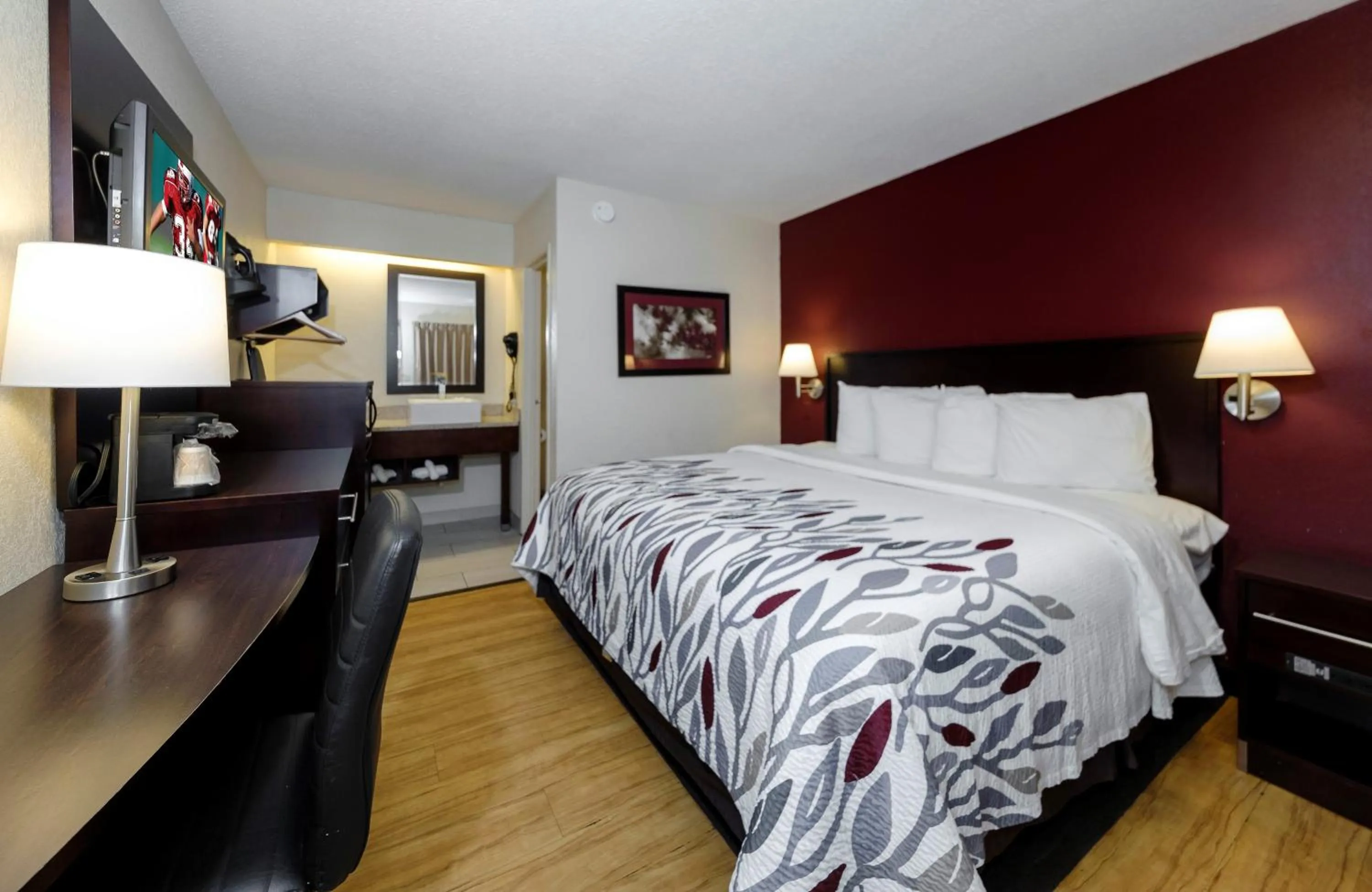 Photo of the whole room, Bed in Red Roof Inn Detroit - Troy