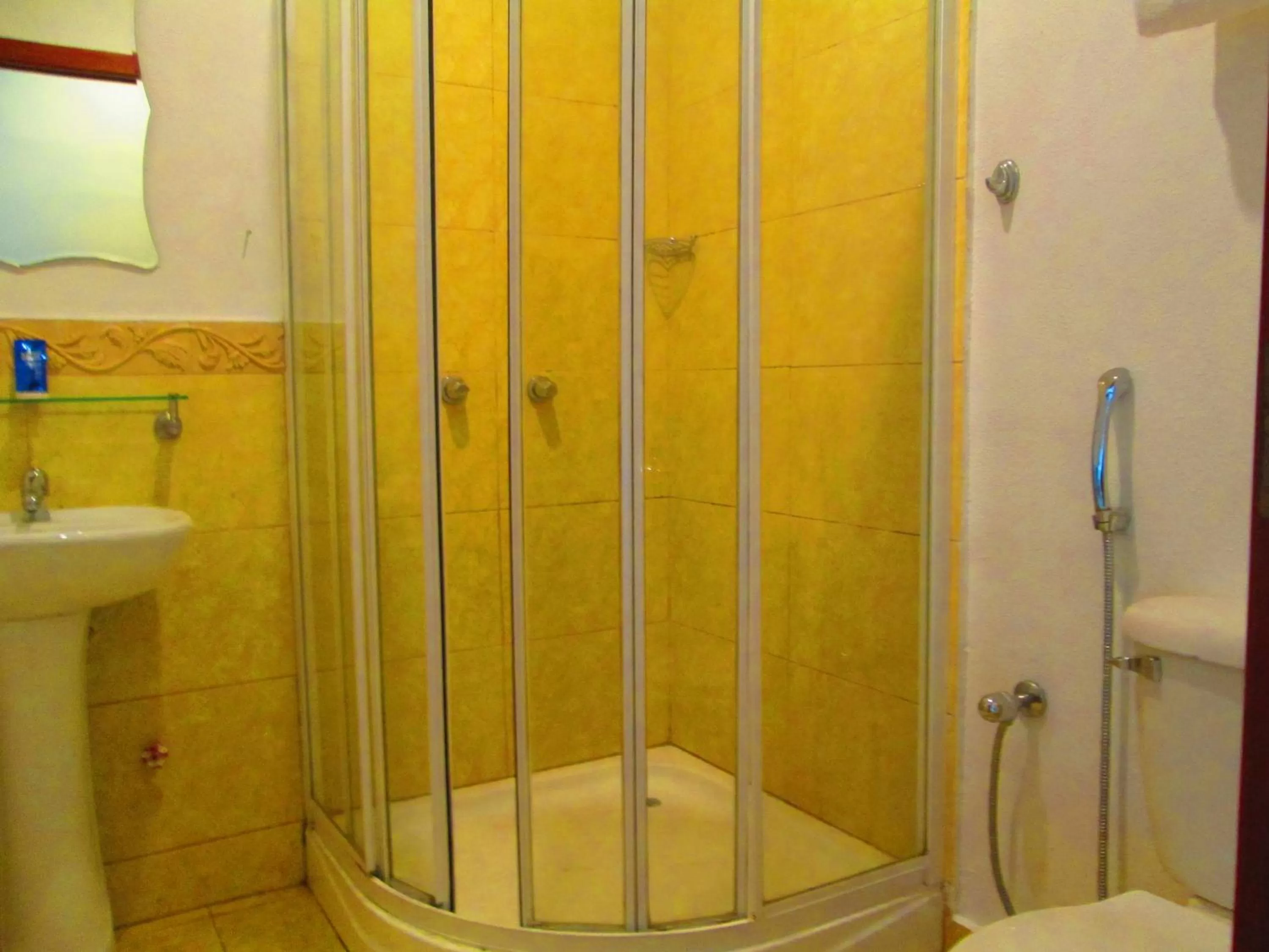 Shower, Bathroom in Hotel Garzota Inn