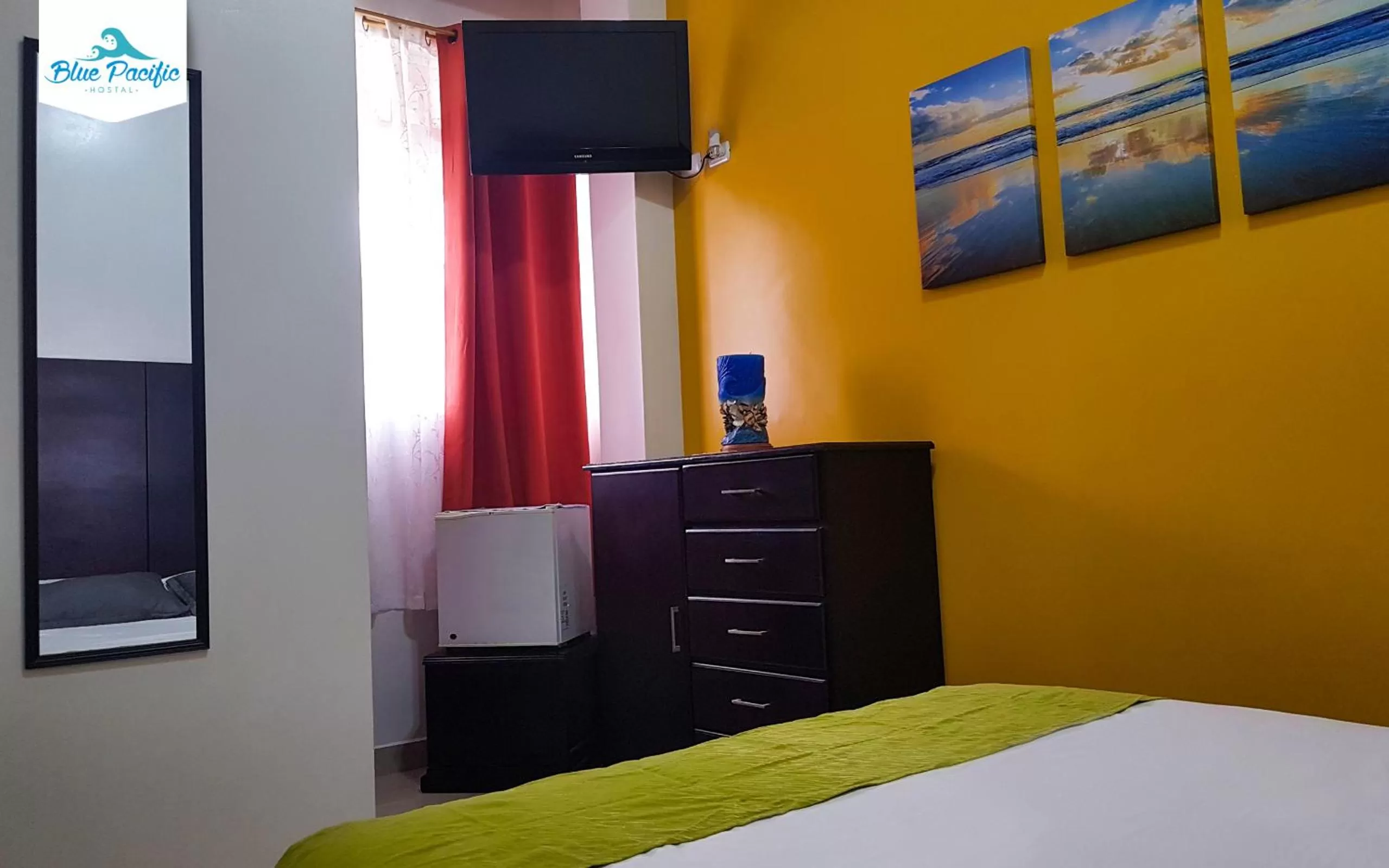 Bedroom, TV/Entertainment Center in Hostal Blue Pacific