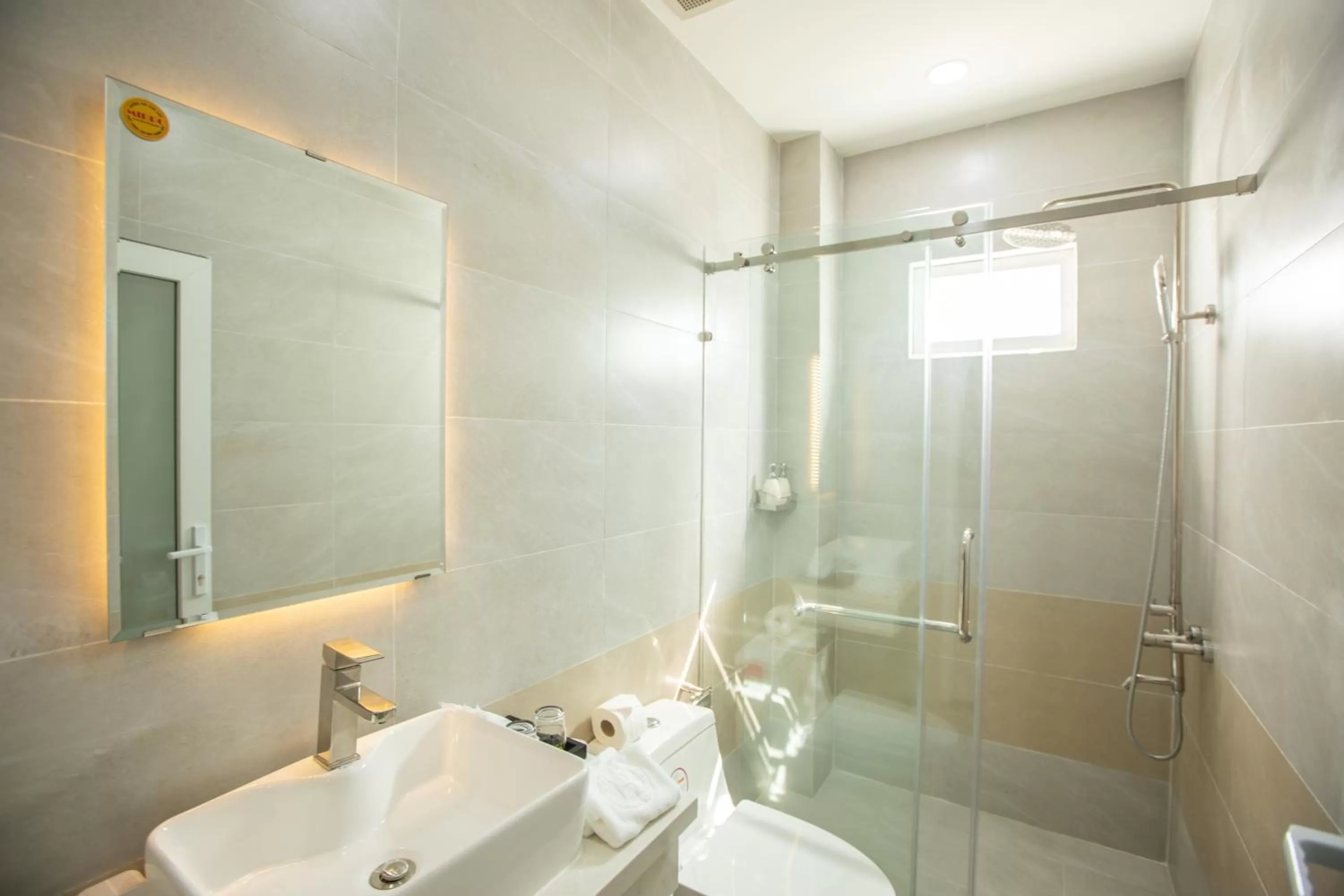 Shower in Hera Hotel Airport