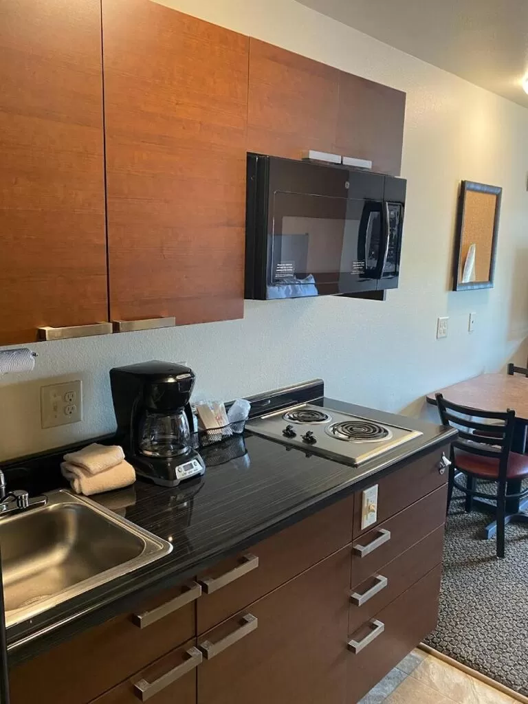 Deluxe Double Room in Midtown Suites - Greenville