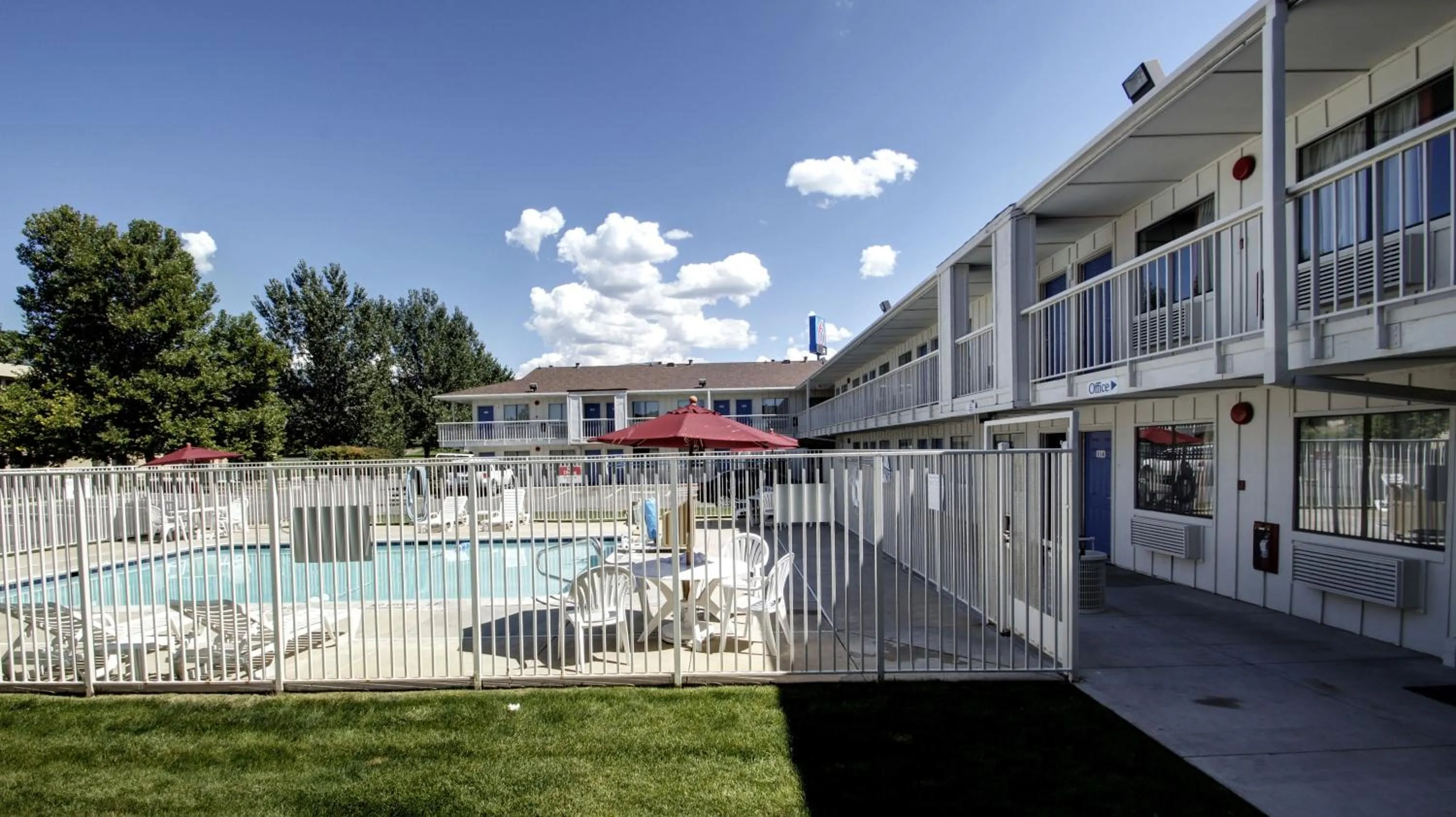 Swimming pool in Motel 6-Woods Cross, UT - Salt Lake City - North