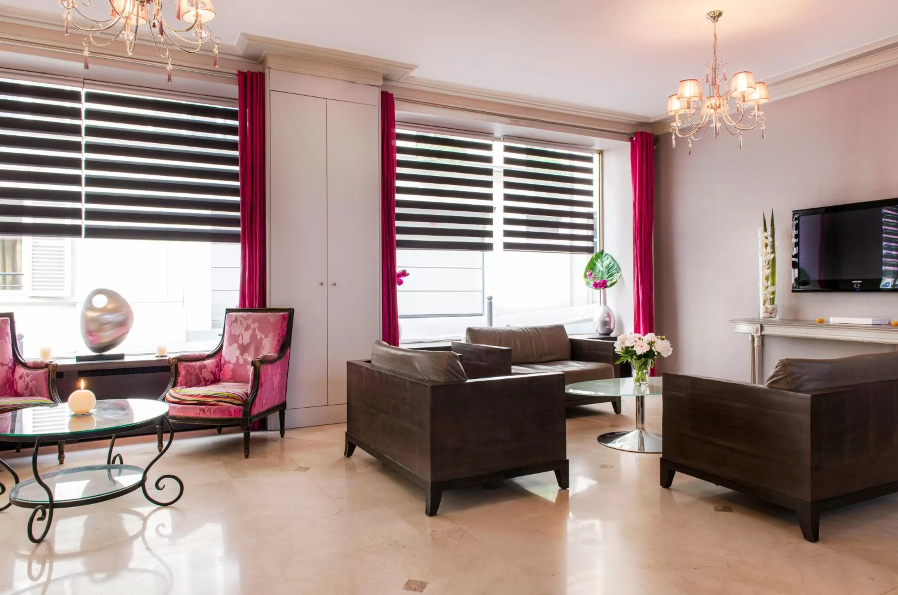 Communal lounge/ TV room in Hotel Corona -Rodier-