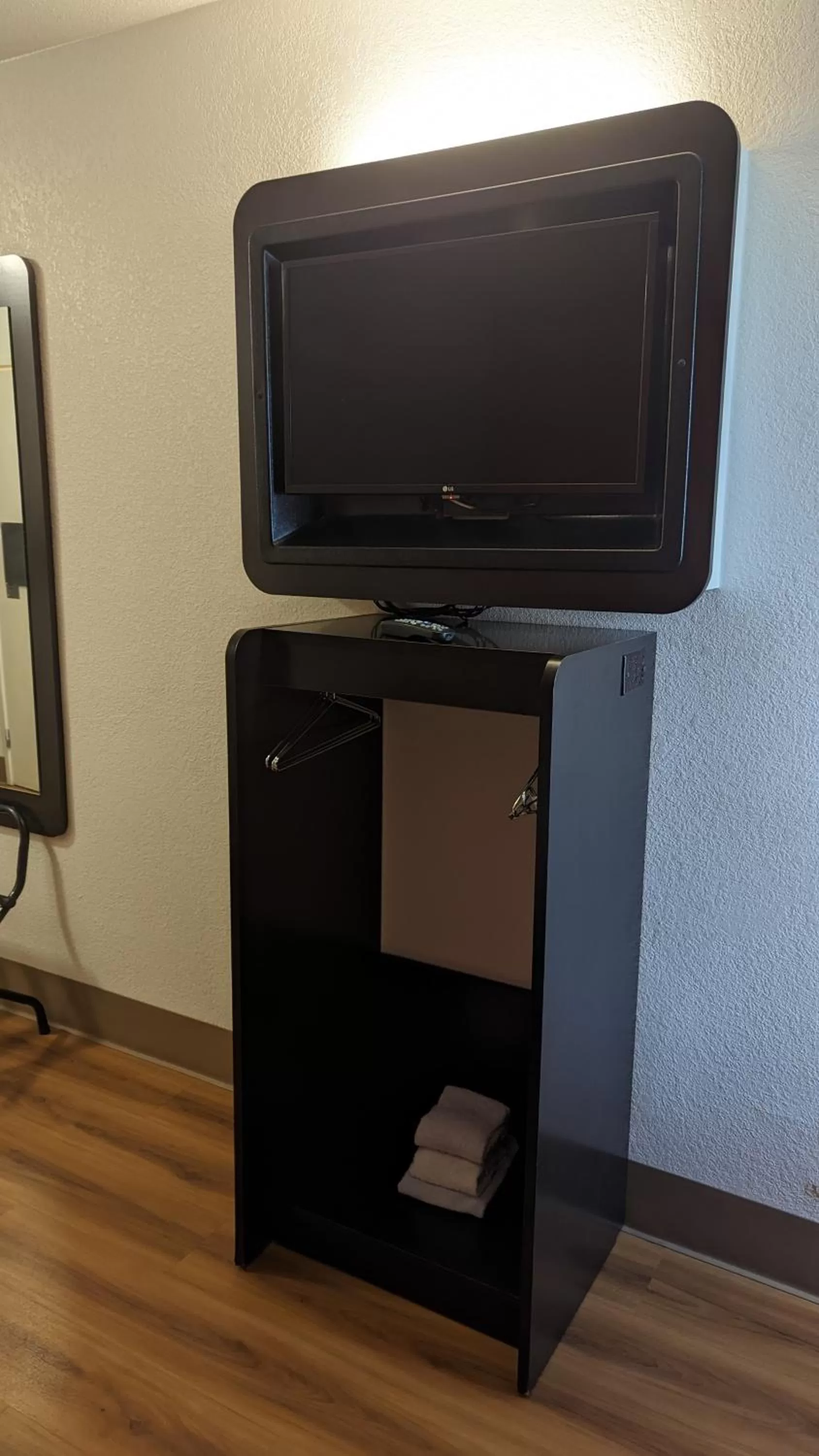 wardrobe, TV/Entertainment Center in Hilltop Hotel