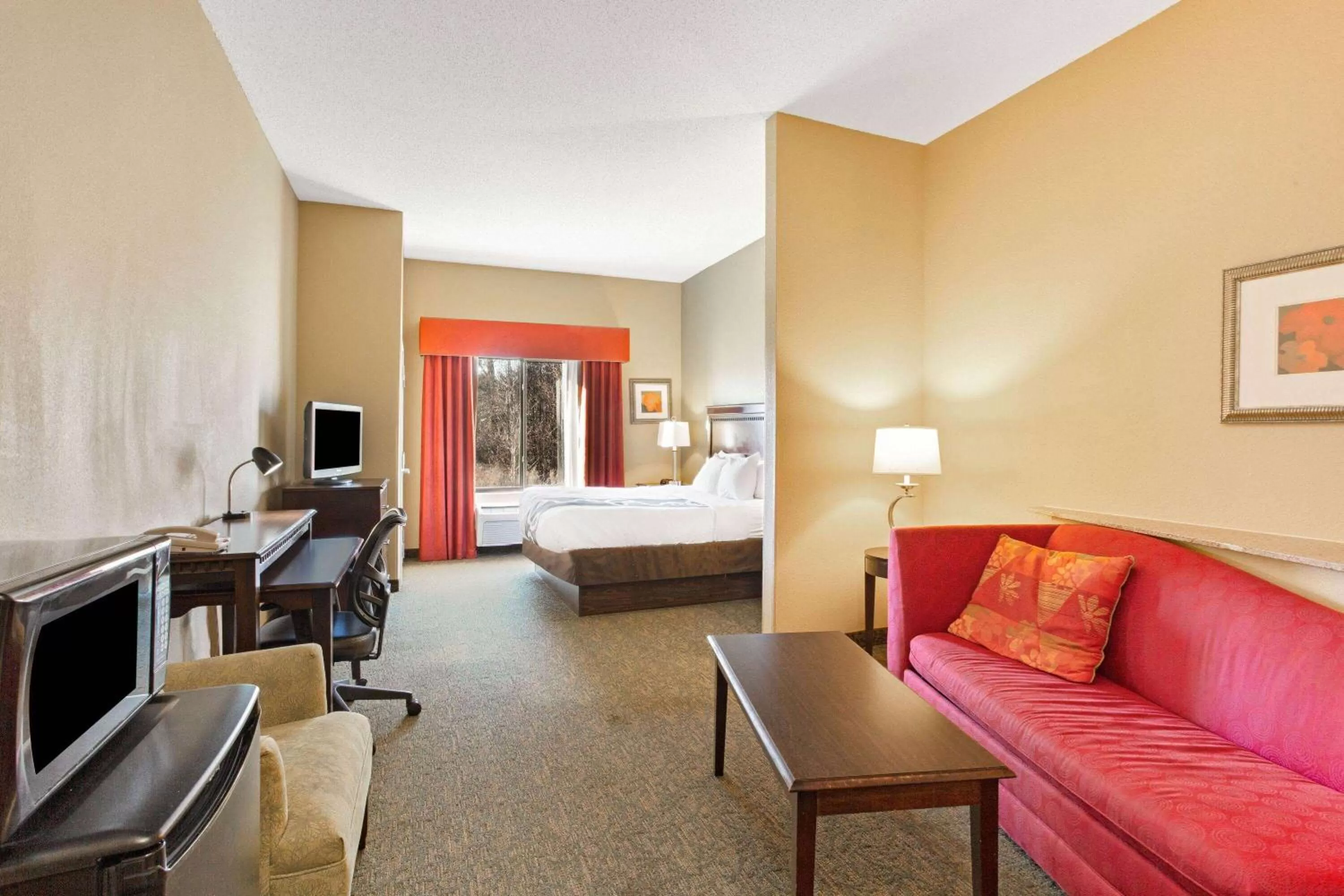 Photo of the whole room, Bed in La Quinta by Wyndham Richmond - Kings Dominion