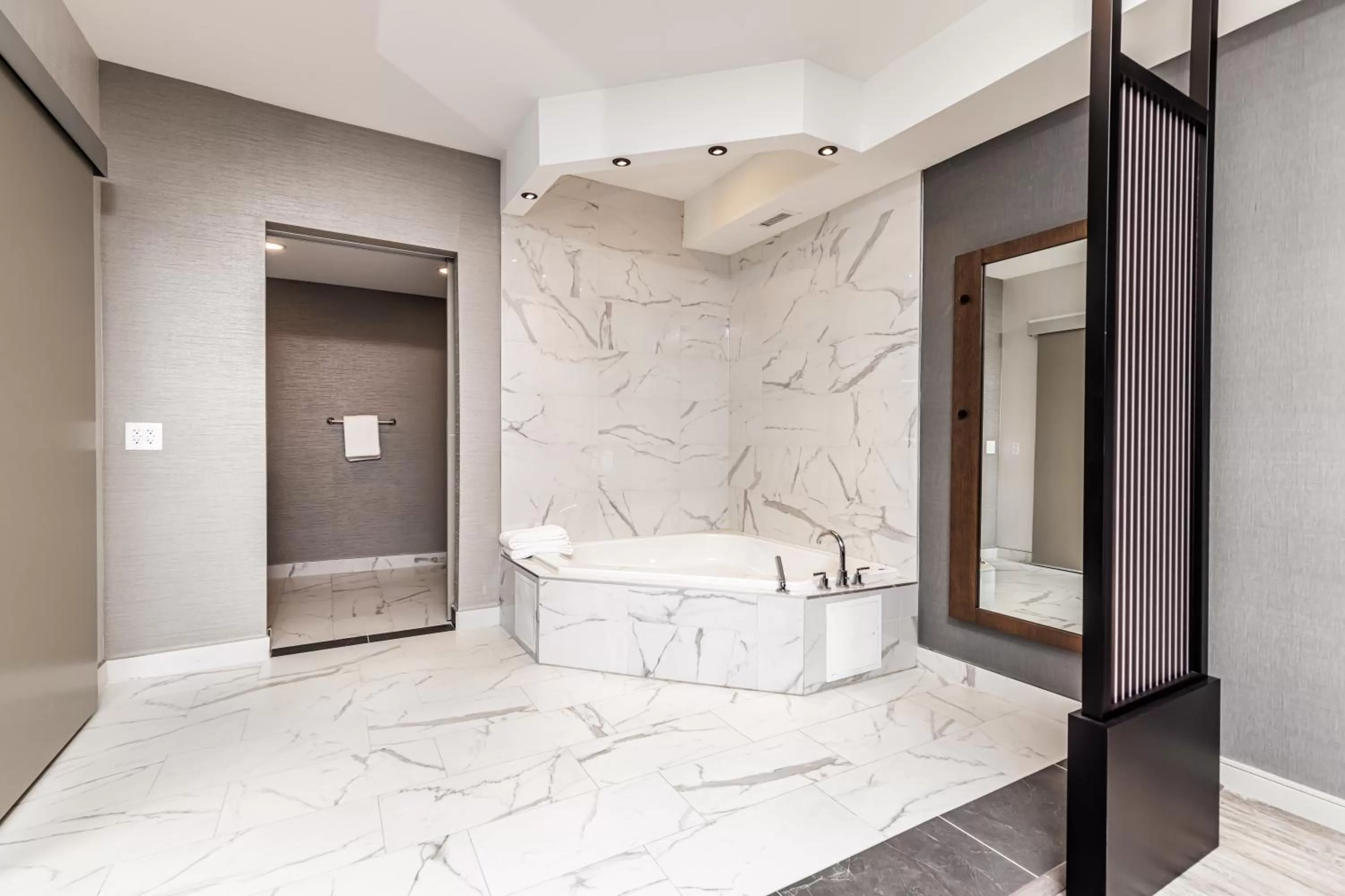 Bath in Hyatt Place Toronto-Brampton