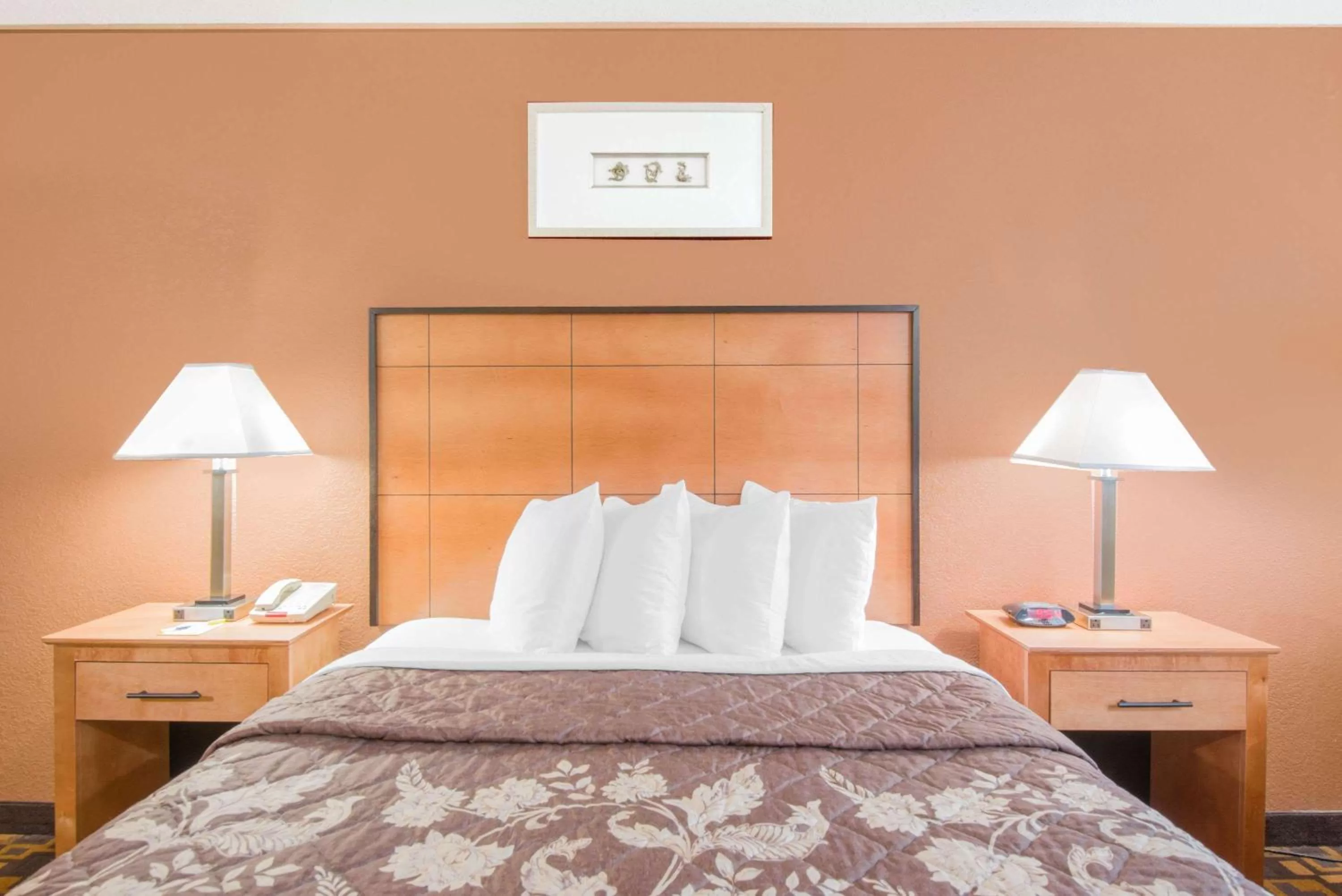 Photo of the whole room, Bed in Days Inn by Wyndham Gettysburg