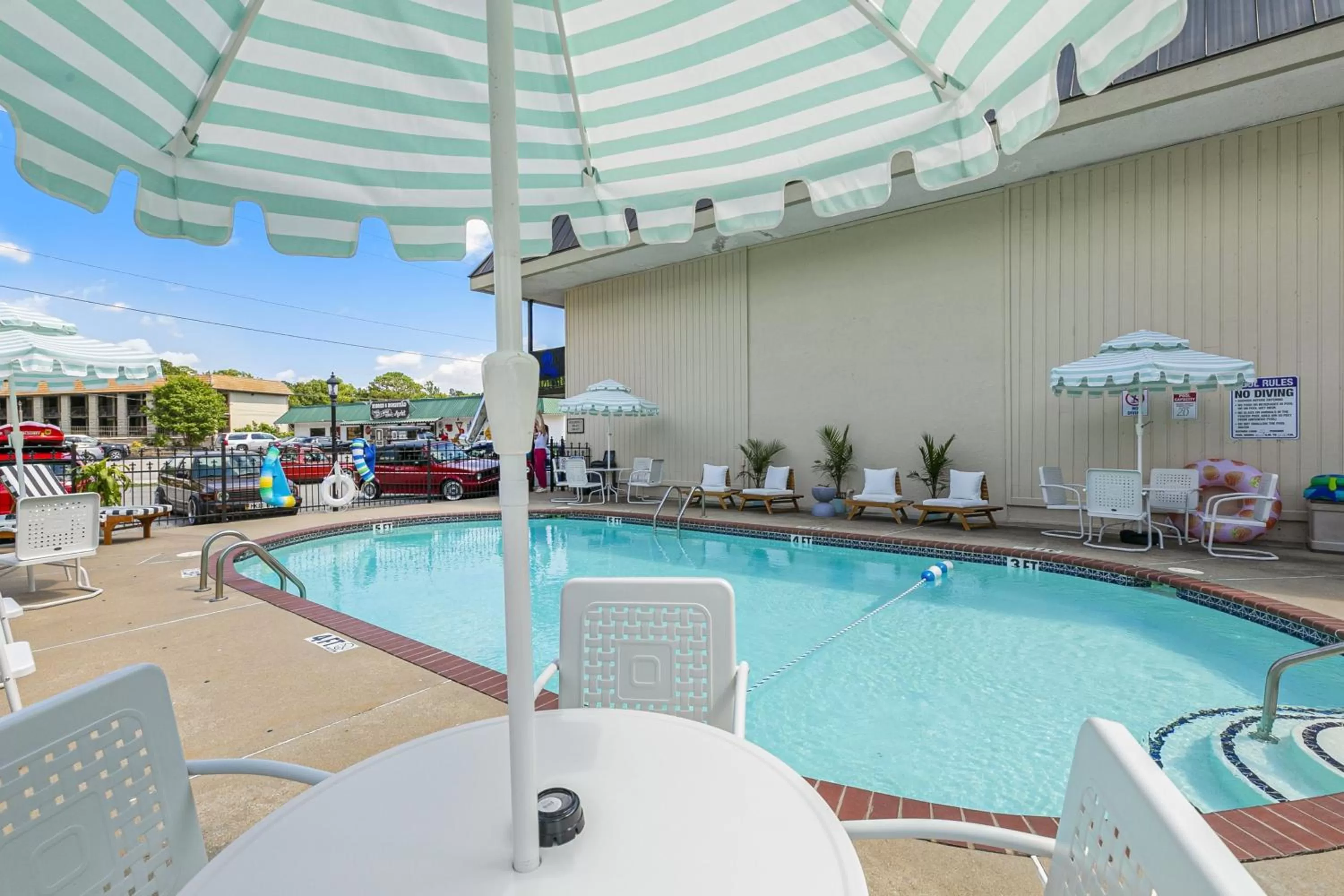 Swimming pool in Candlewick Inn and Suites