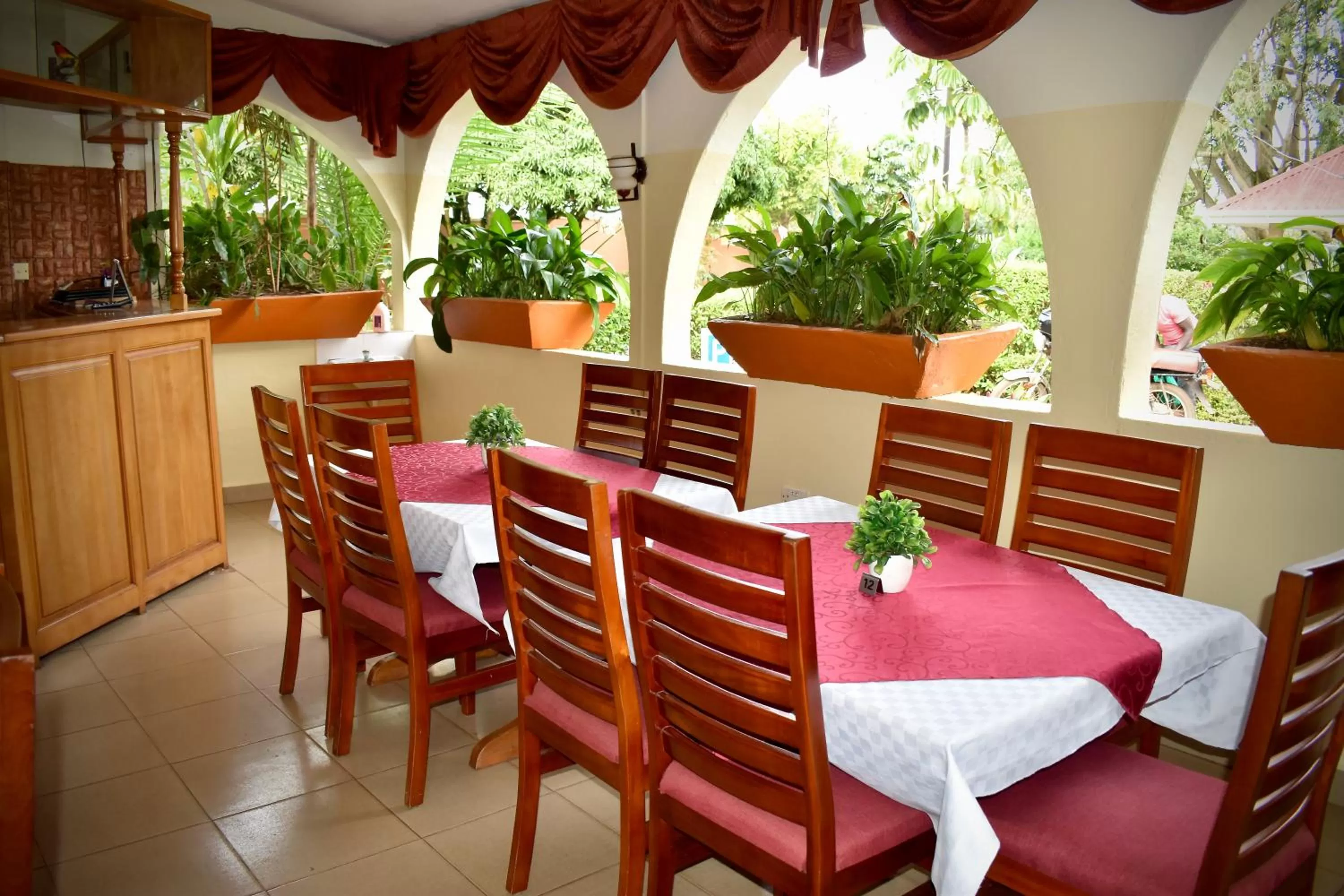 Restaurant/places to eat in Sunset Hotel Entebbe