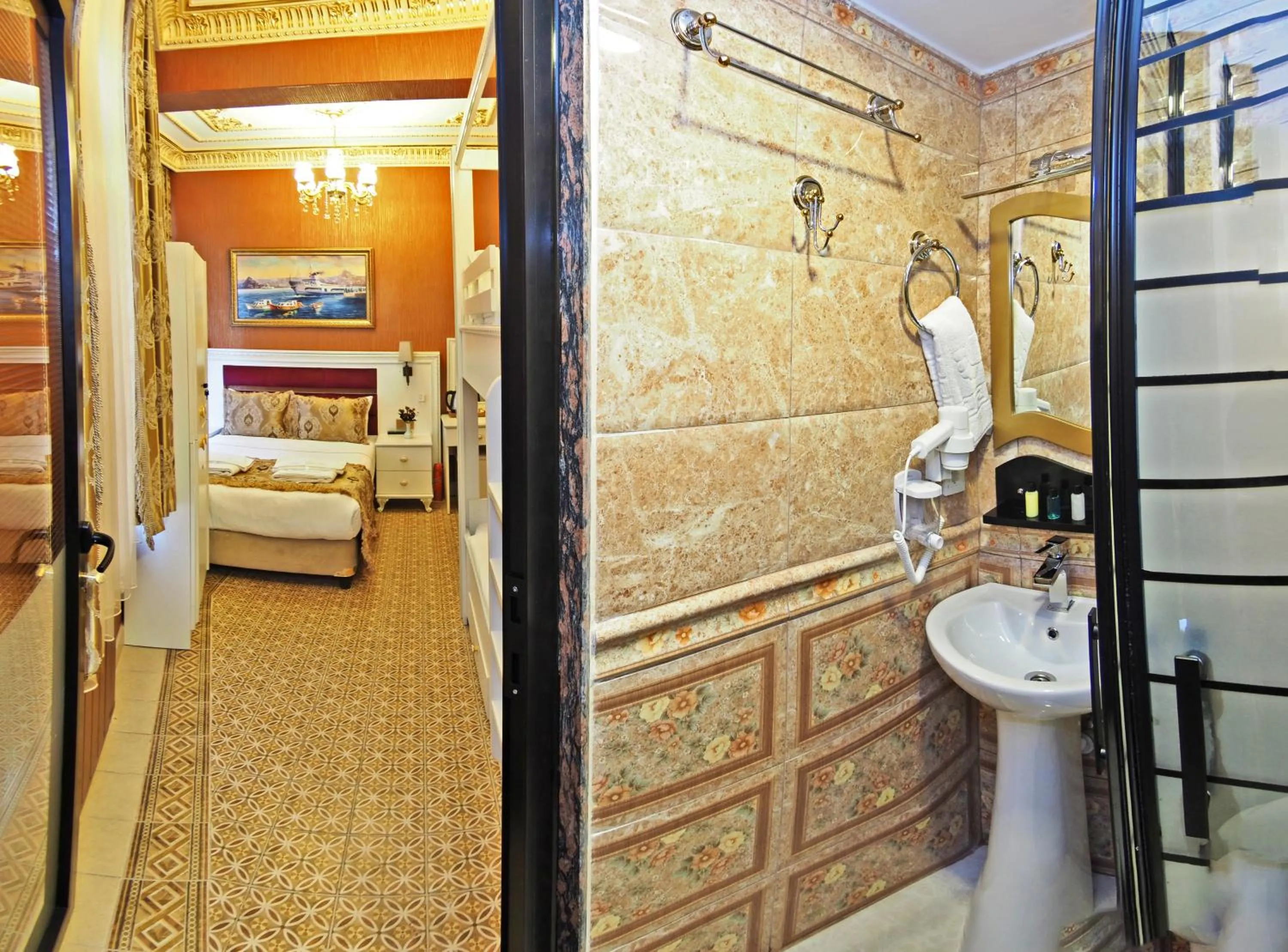 Shower, Bed in Glamour Classic Hotel Istanbul Sirkeci