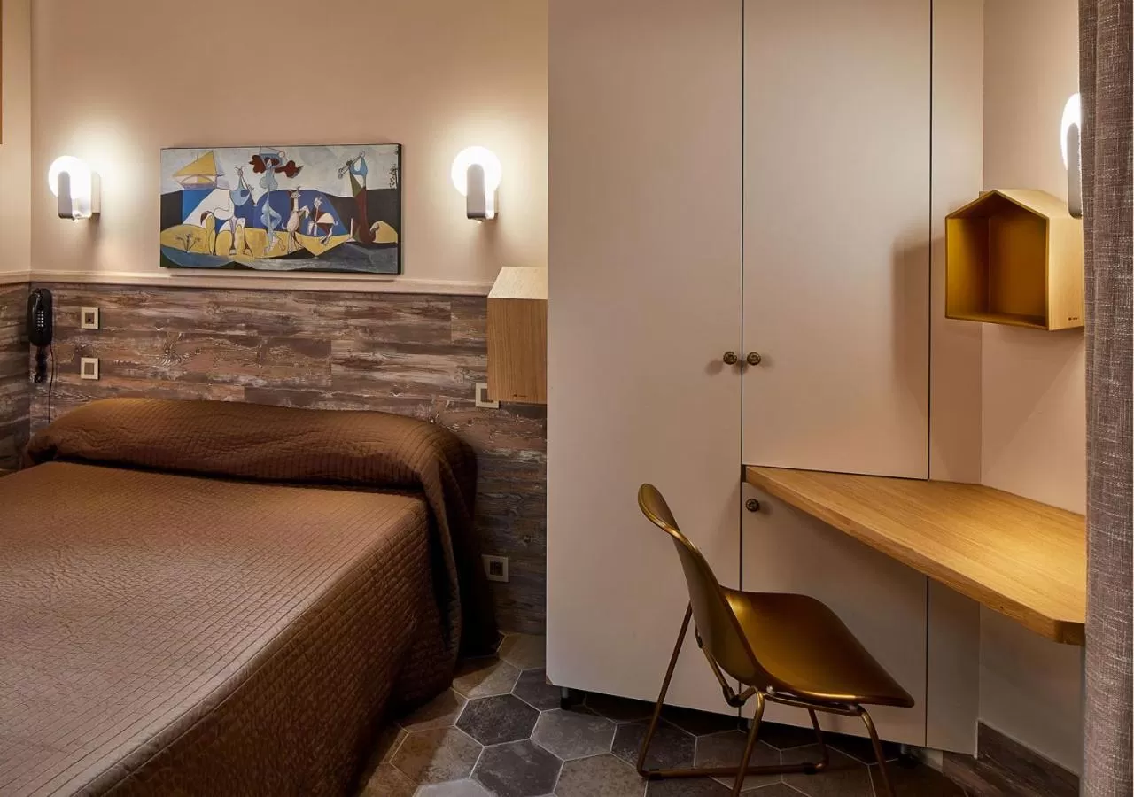 Photo of the whole room, Bed in Hôtel de Roubaix