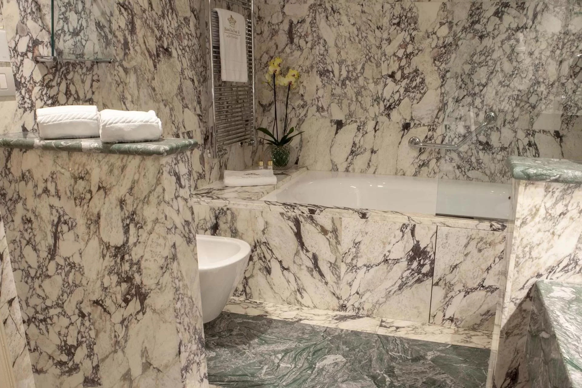 Bathroom in Hotel Rua Frati 48 in San Francesco