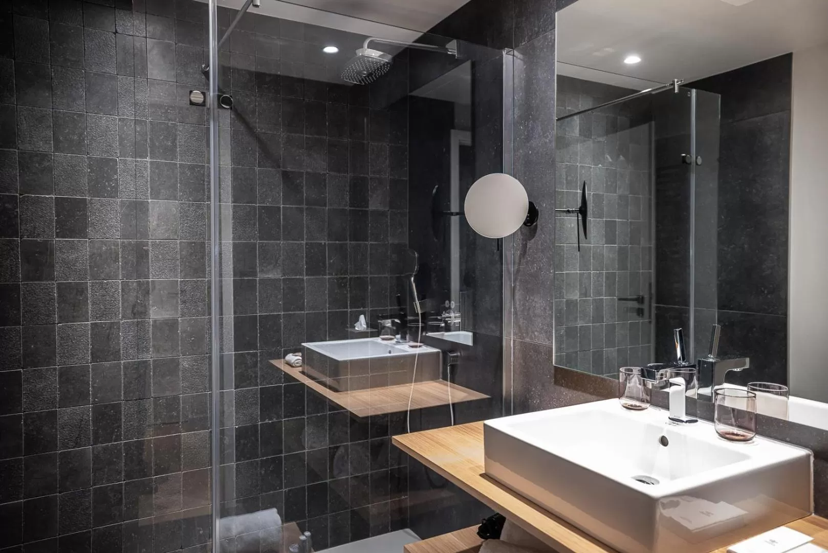 Shower in Relais et Châteaux Le Chambard