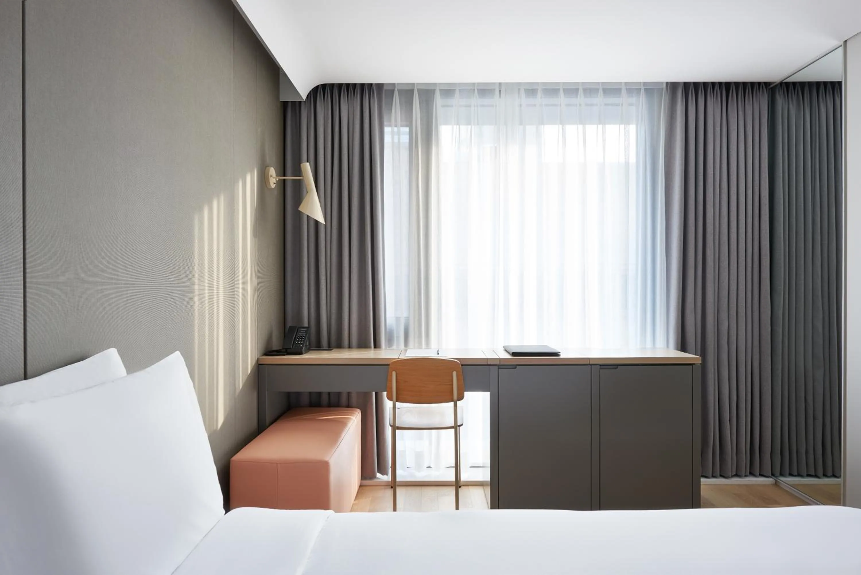 Seating area, Bed in Hotel Peyto Samseong