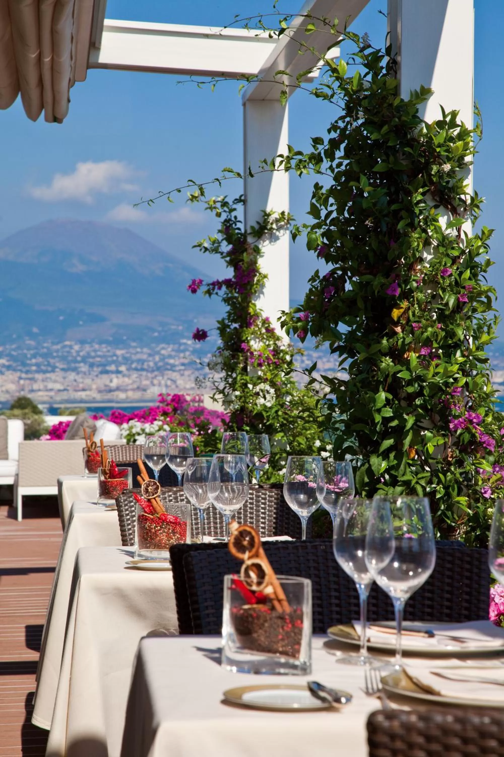 Restaurant/places to eat in Grand Hotel Vesuvio