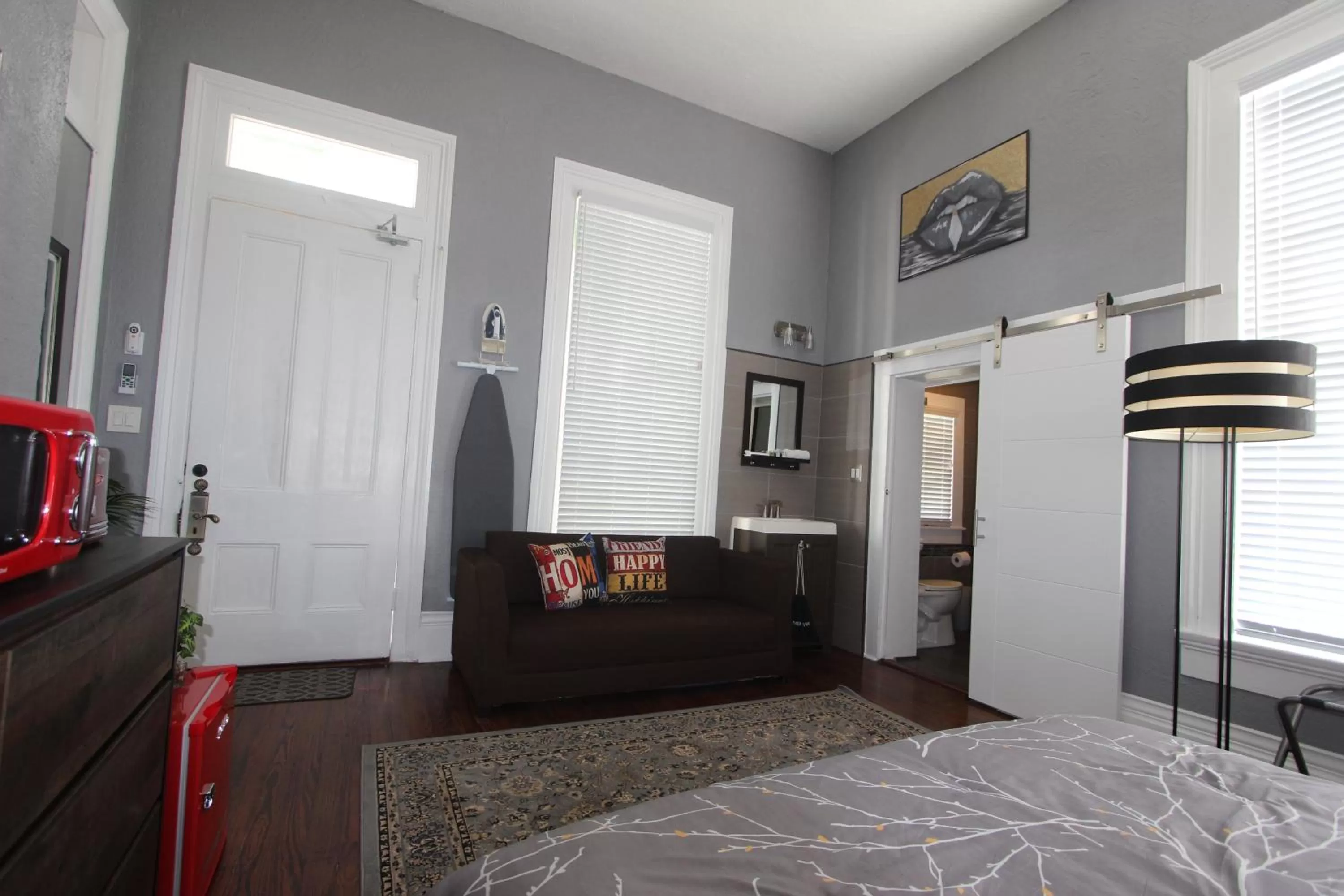 Seating area, Bed in The George Manor