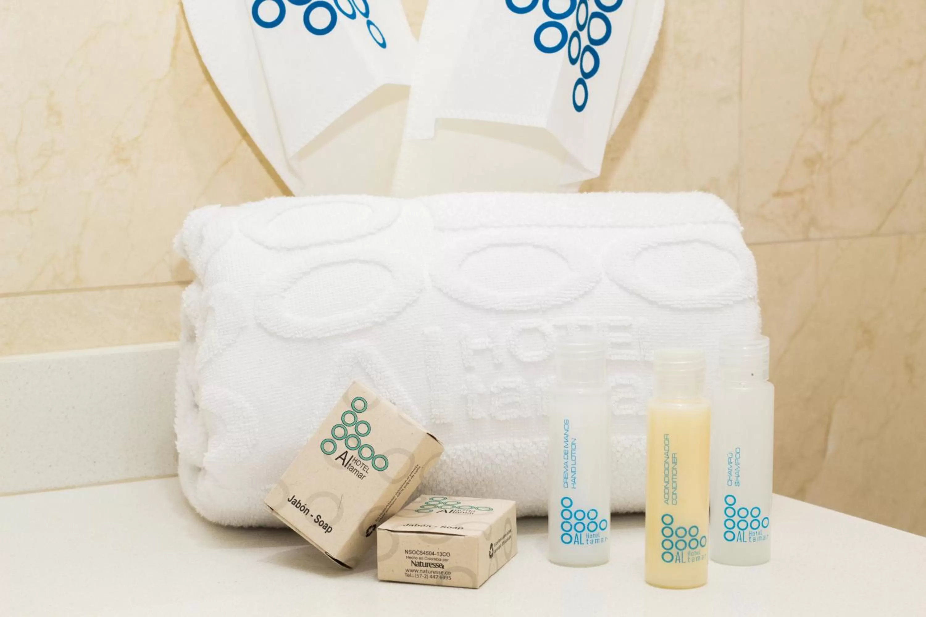 Toilet, Bed in Hotel Altamar Cartagena