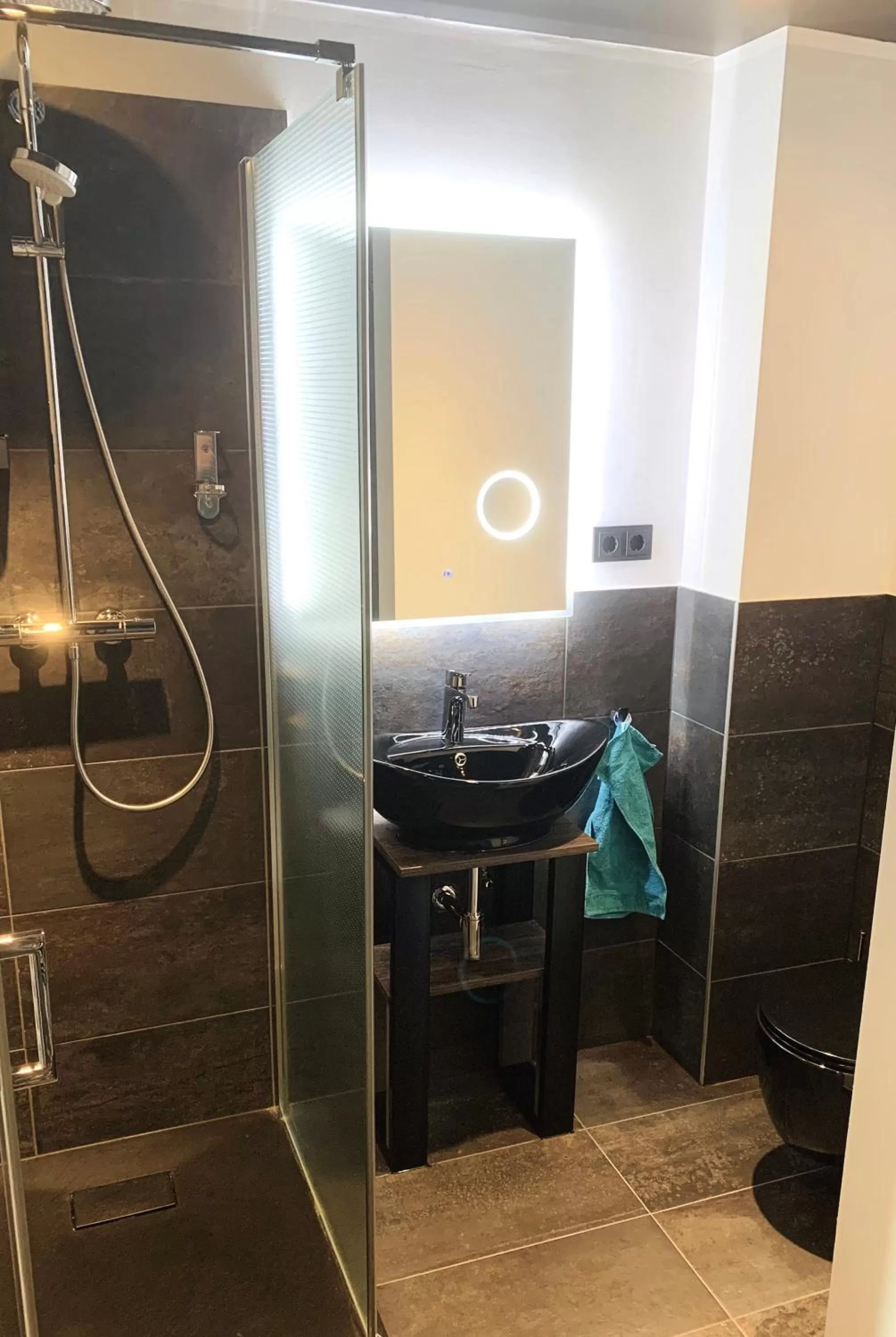 Bathroom in BESOTEL Mettmann