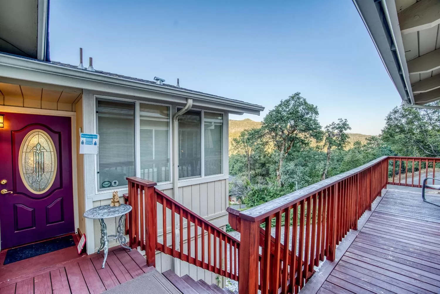 Facade/entrance in A Bed of Roses