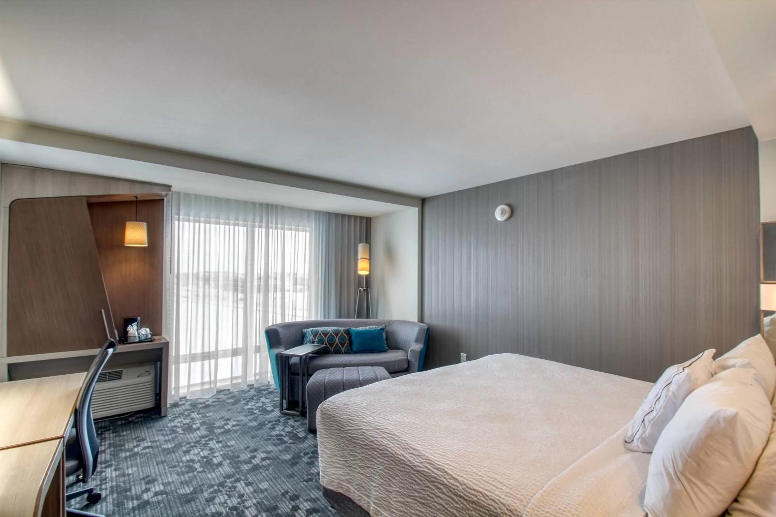 Photo of the whole room, Bed in Courtyard by Marriott Fargo