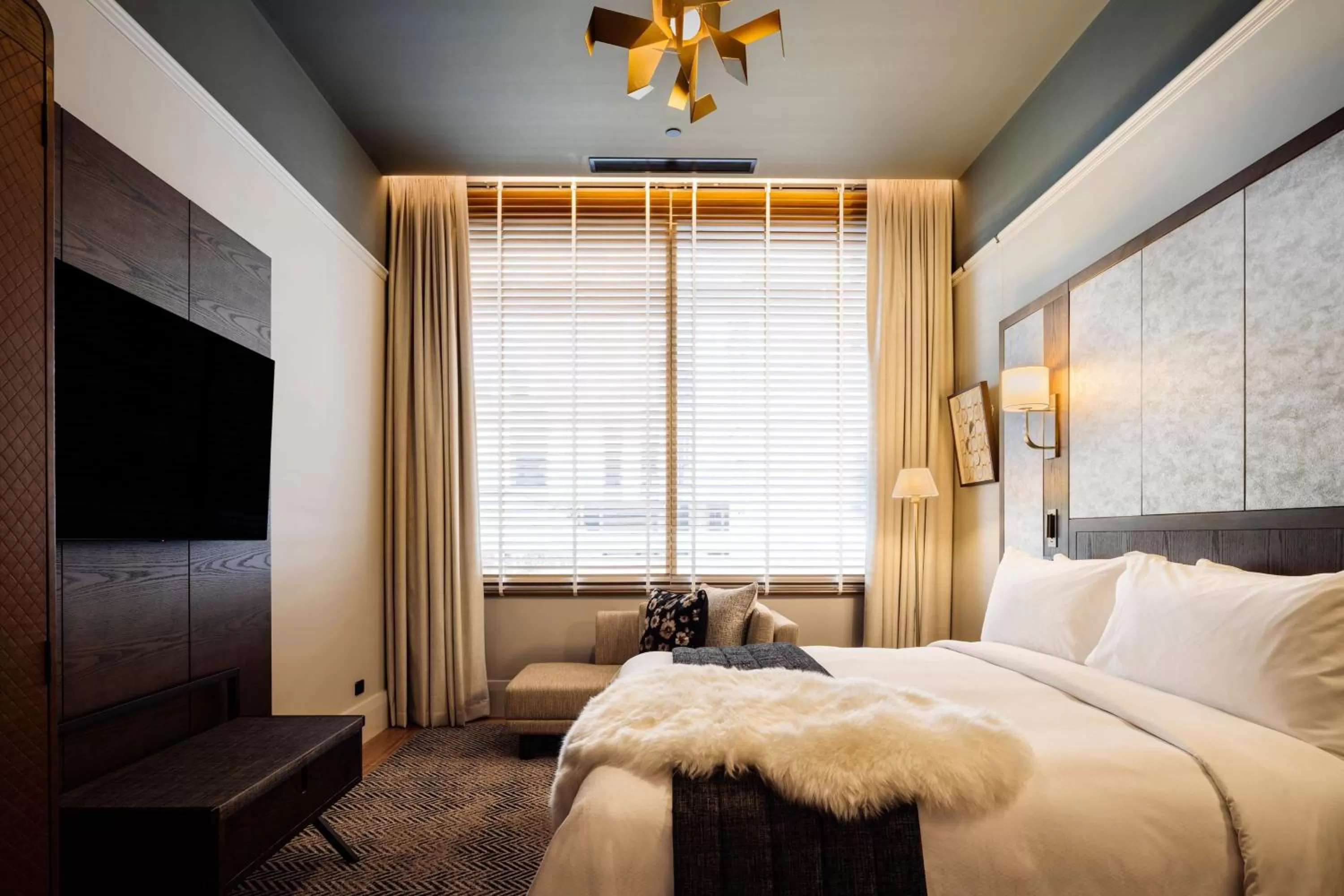 Photo of the whole room, Bed in The Tasman, a Luxury Collection Hotel, Hobart