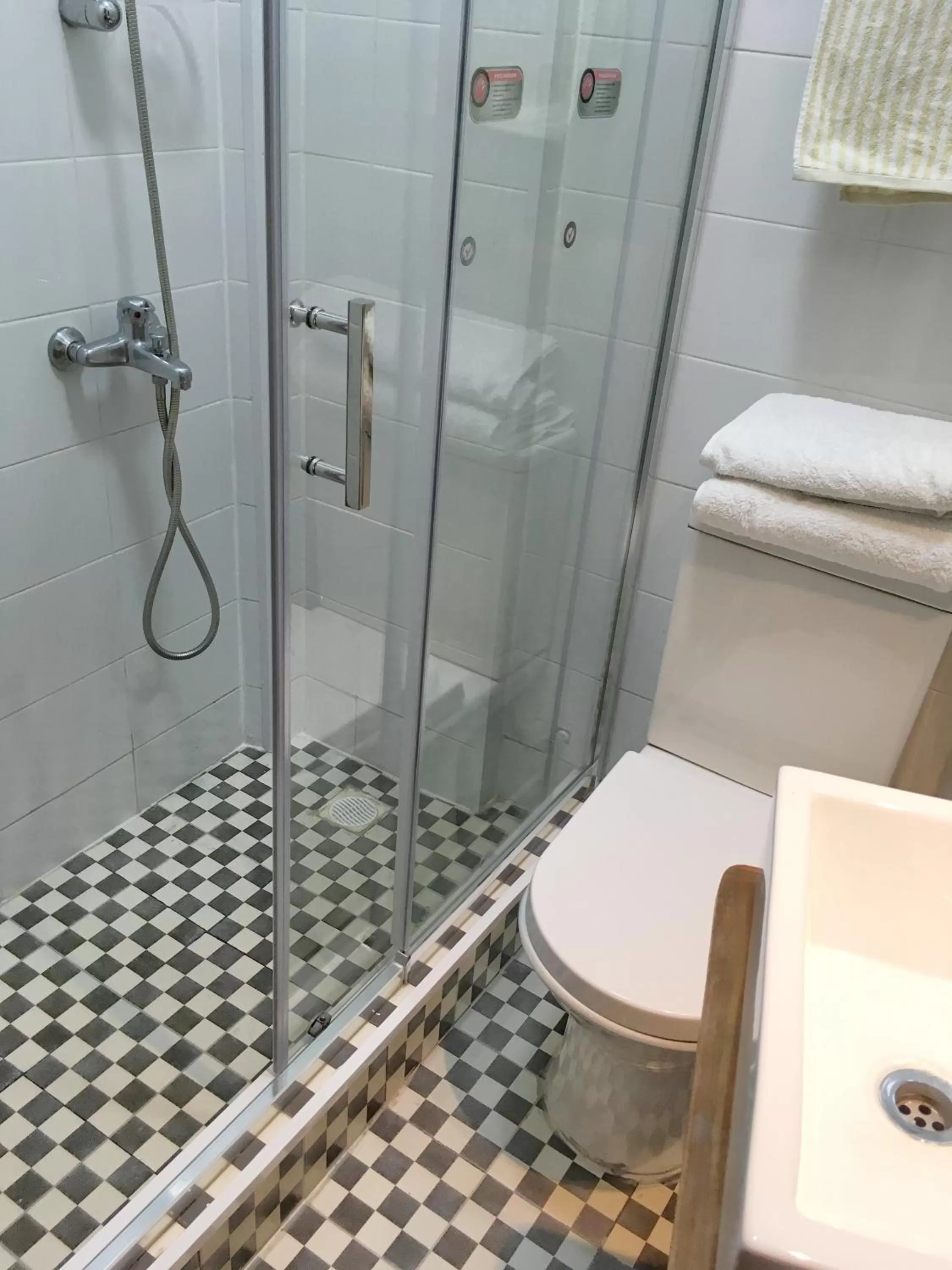 Bathroom in Tralkan B&B