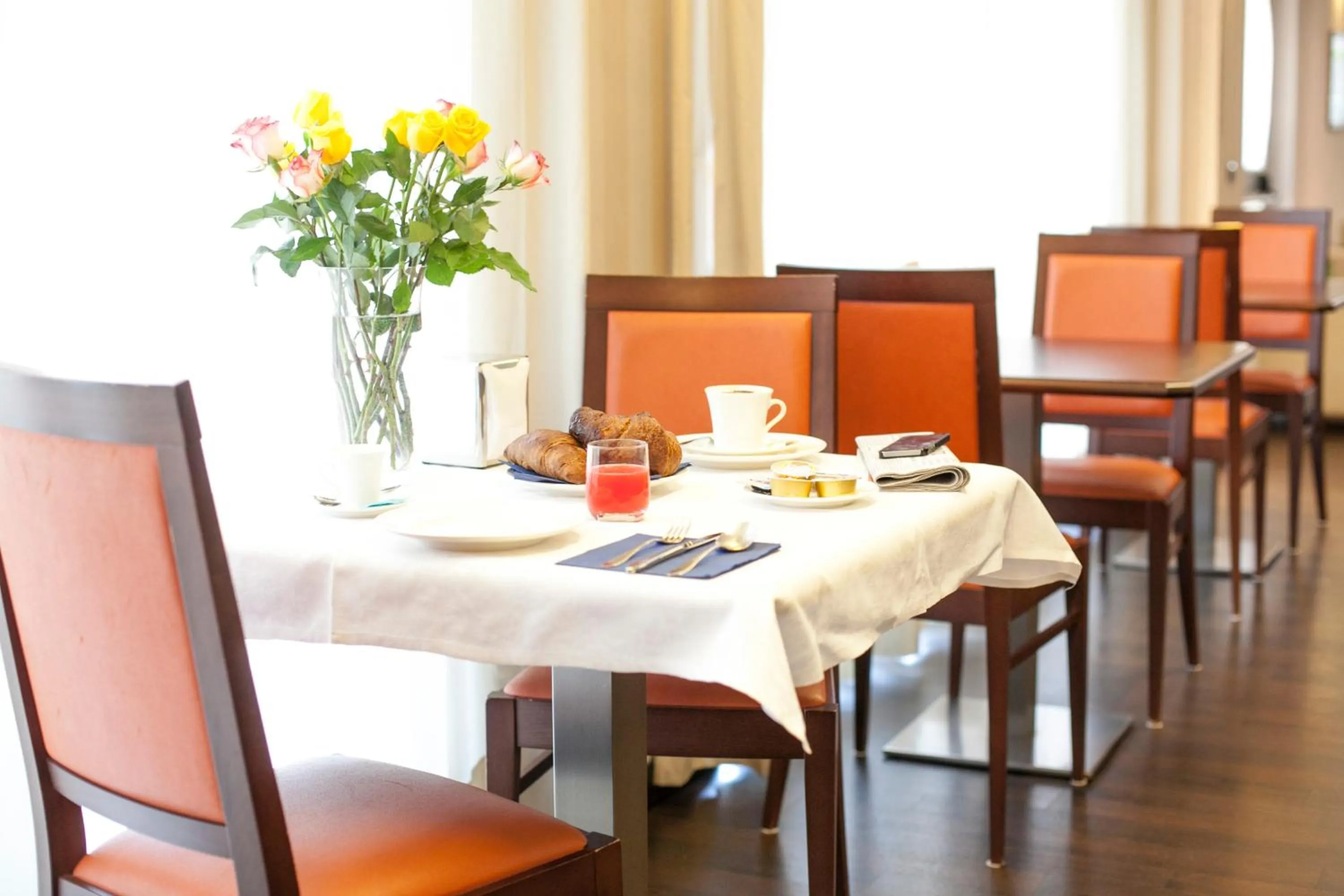 Restaurant/places to eat in Hotel 2C