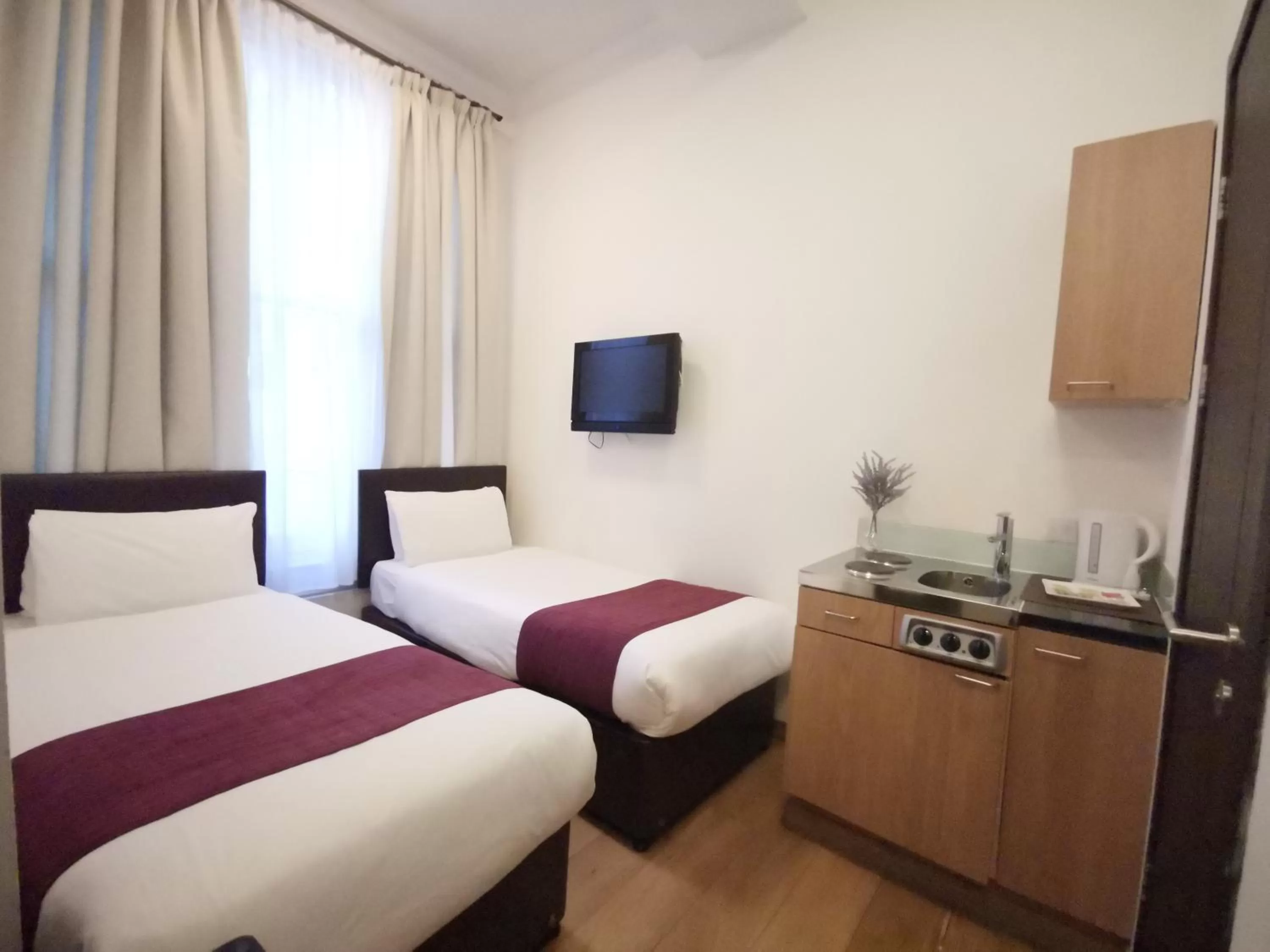 Kitchen or kitchenette, Bed in The Royale Chulan Hyde Park Hotel