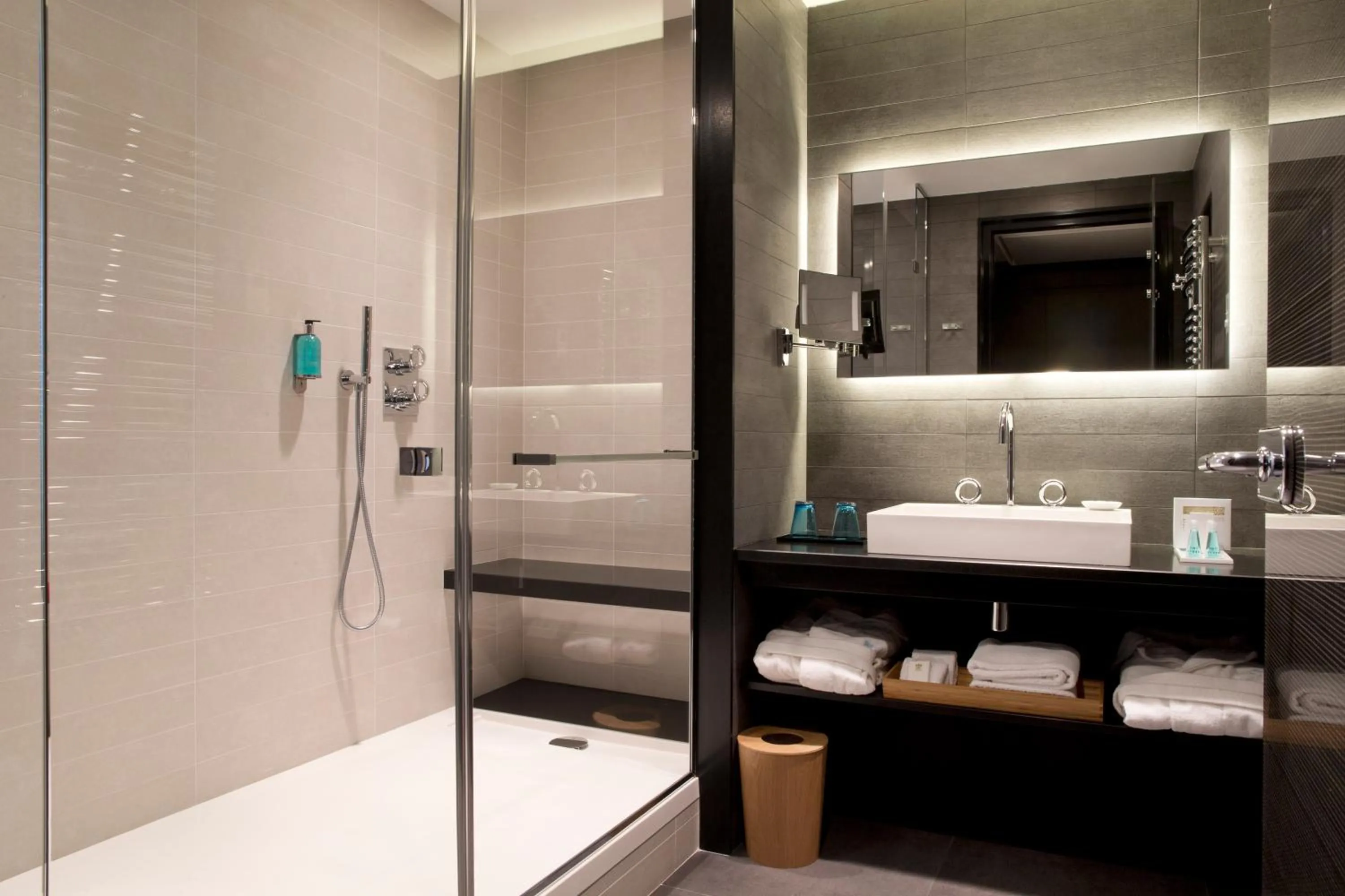 Bathroom in La Pyramide - Maison Henriroux